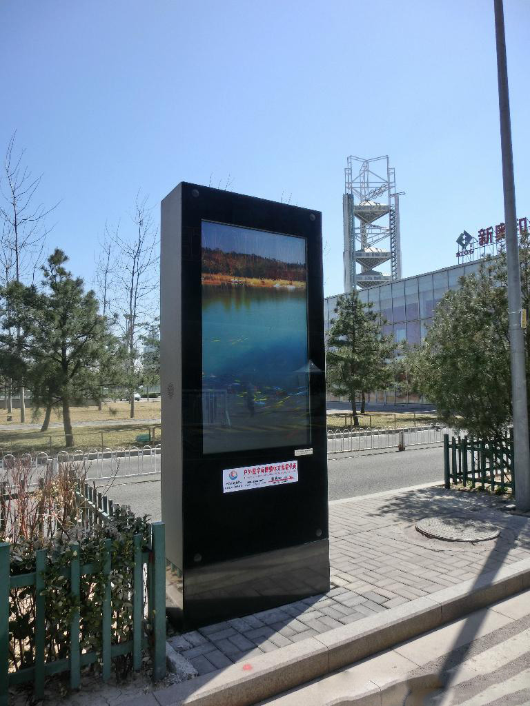 大街户外液晶广告机案例图 大街户外液晶广告机案例图