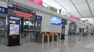 地铁站口落地广告机图片 地铁站口落地广告机图片