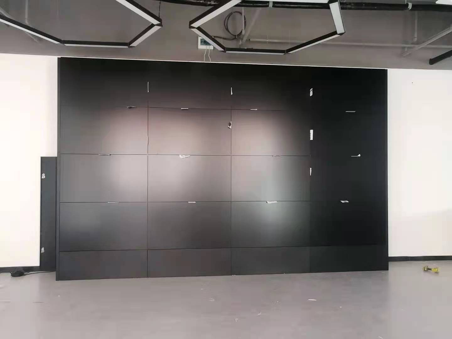 北京航空航天大学55寸3.5mm4X4机柜支架安装图片2 北京航空航天大学55寸3.5mm4X4机柜支架安装图片2