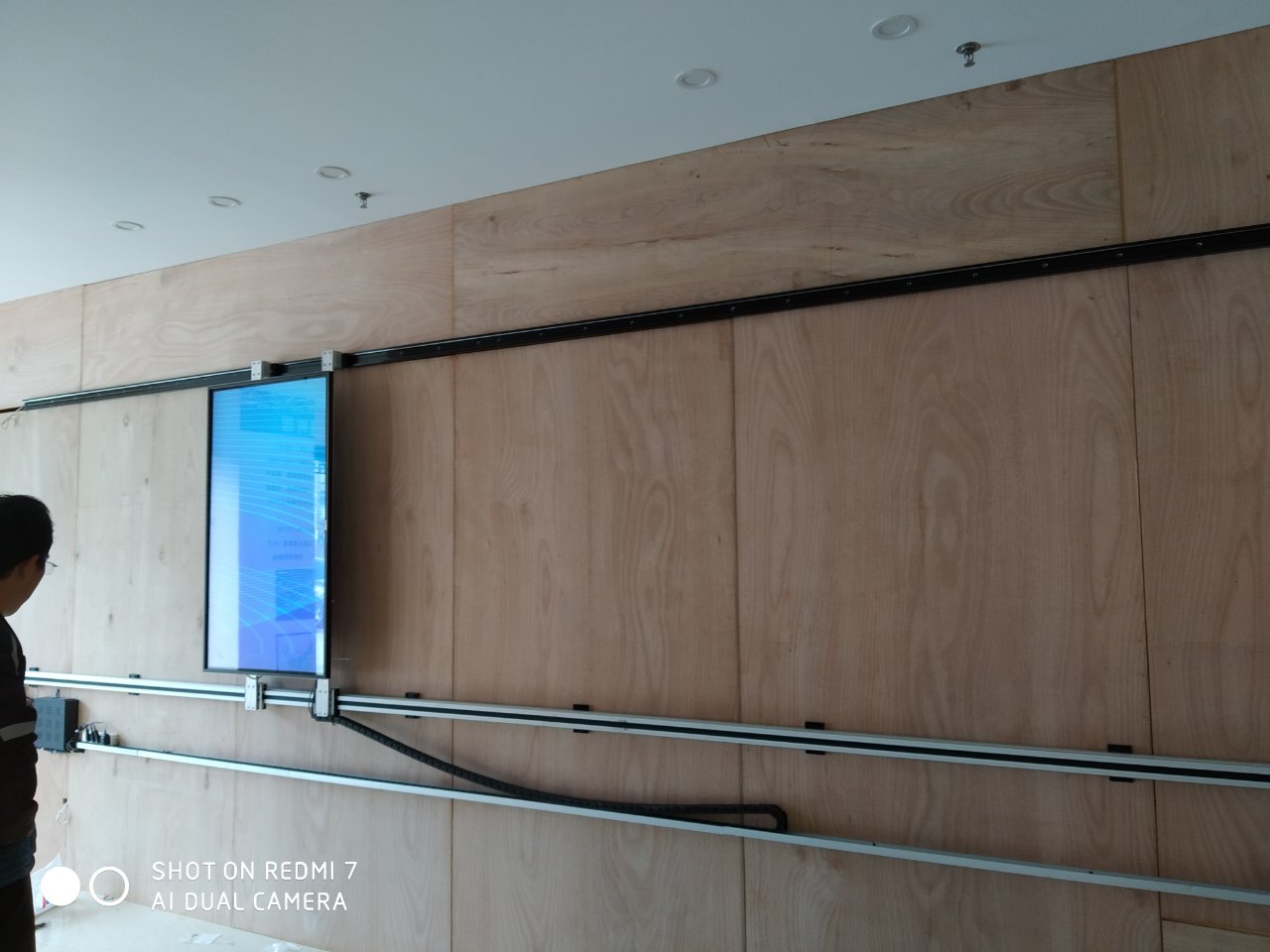 山东青岛6.2米滑轨屏安装案例图片1 山东青岛6.2米滑轨屏安装案例图片1