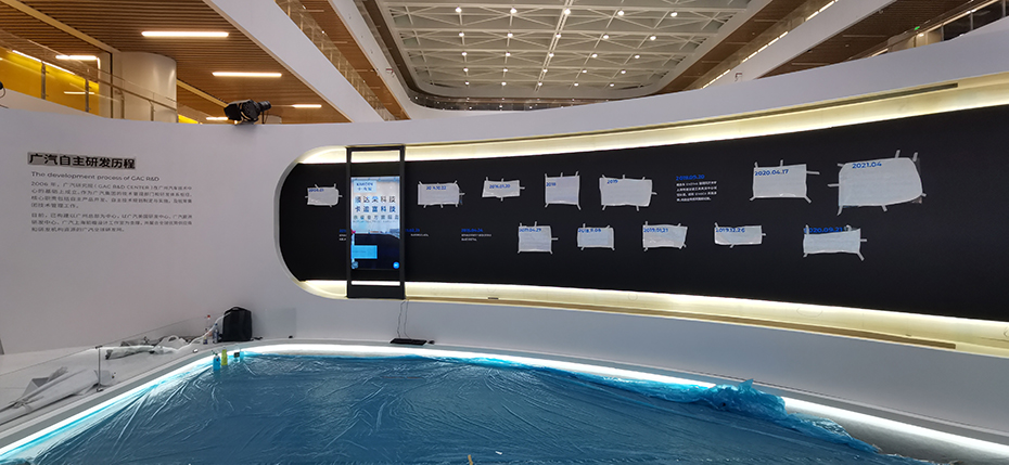 55寸OLED电容触摸屏7.14米长滑轨屏图片 55寸OLED电容触摸屏7.14米长滑轨屏图片