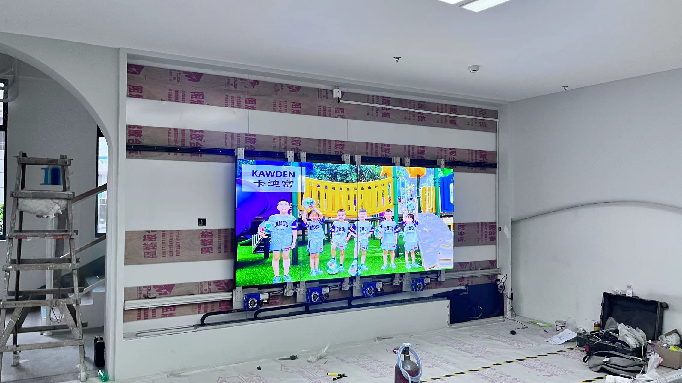 厦门市教育科学研究院附属幼儿园4.7米4块55寸0.88开合屏案例图片 厦门市教育科学研究院附属幼儿园4.7米4块55寸0.88开合屏案例图片