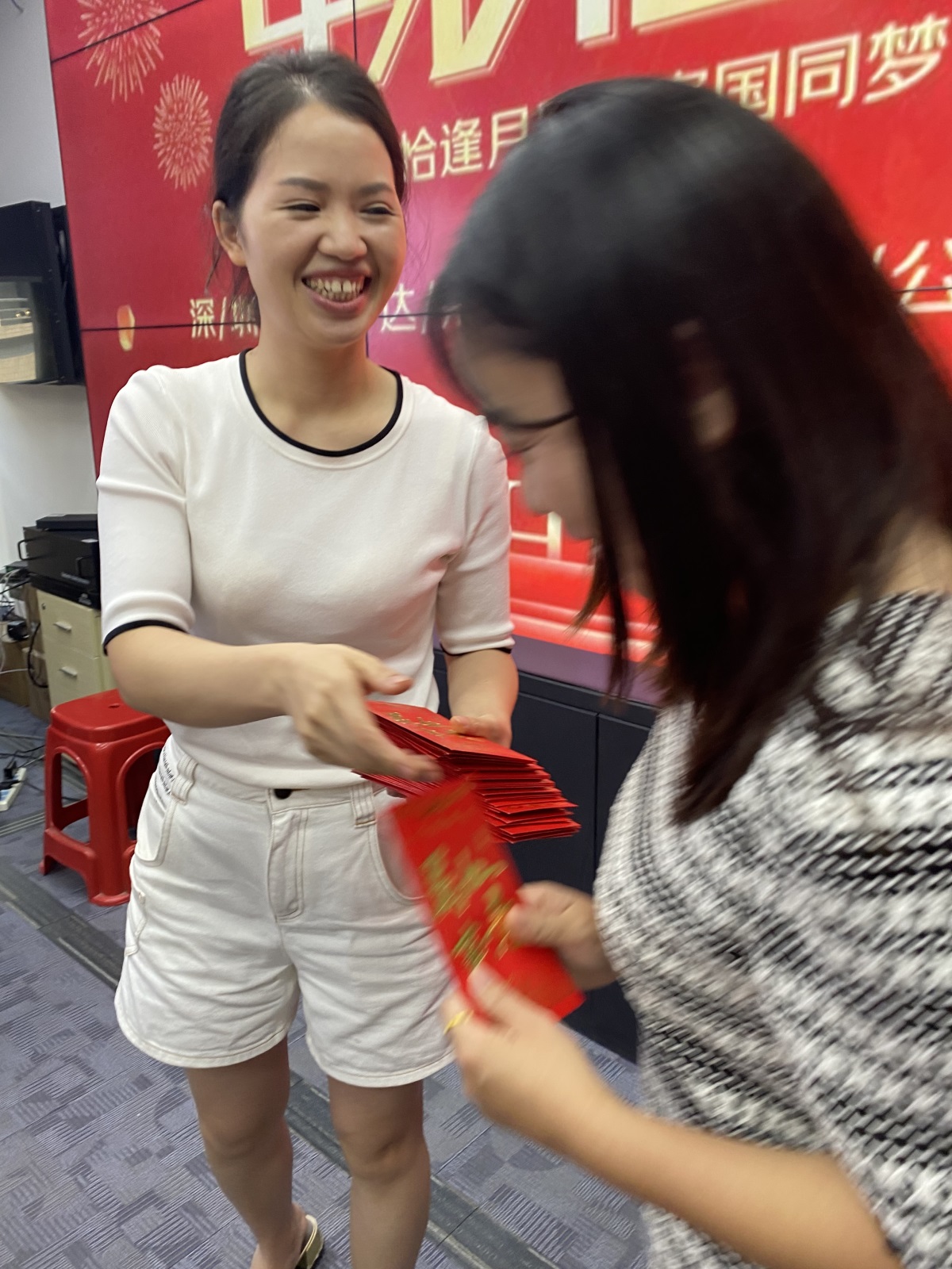 顺达荣全体员工衷心祝愿大家中秋、国庆双节快乐! 顺达荣全体员工衷心祝愿大家中秋、国庆双节快乐!