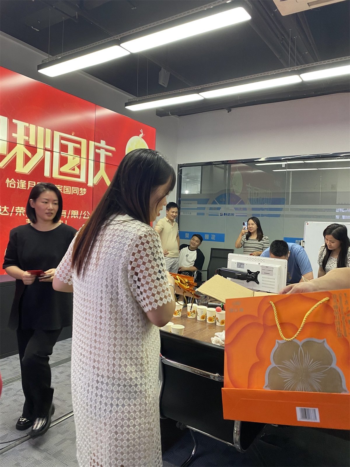 顺达荣全体员工衷心祝愿大家中秋、国庆双节快乐! 顺达荣全体员工衷心祝愿大家中秋、国庆双节快乐!