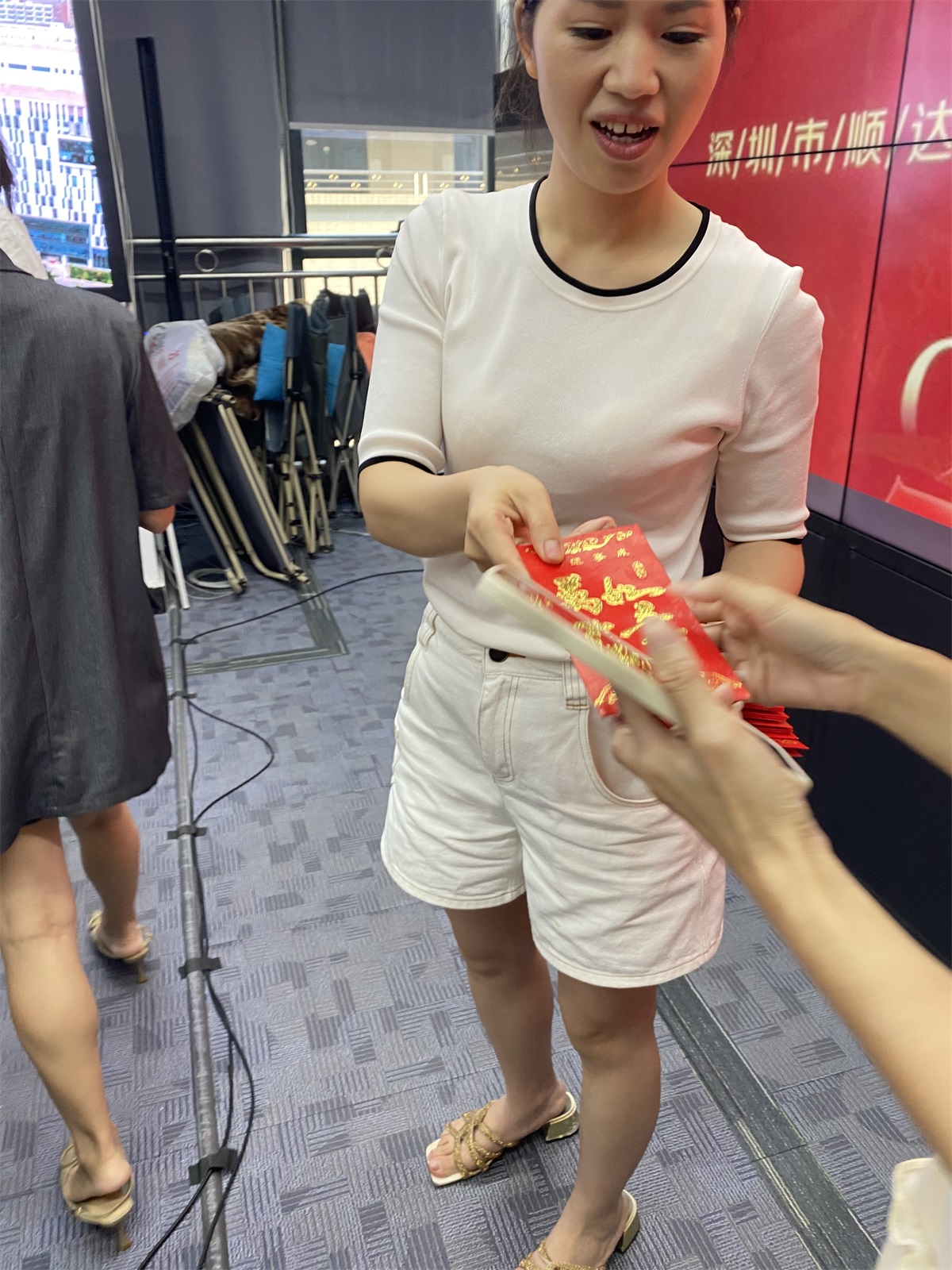 顺达荣全体员工衷心祝愿大家中秋、国庆双节快乐! 顺达荣全体员工衷心祝愿大家中秋、国庆双节快乐!