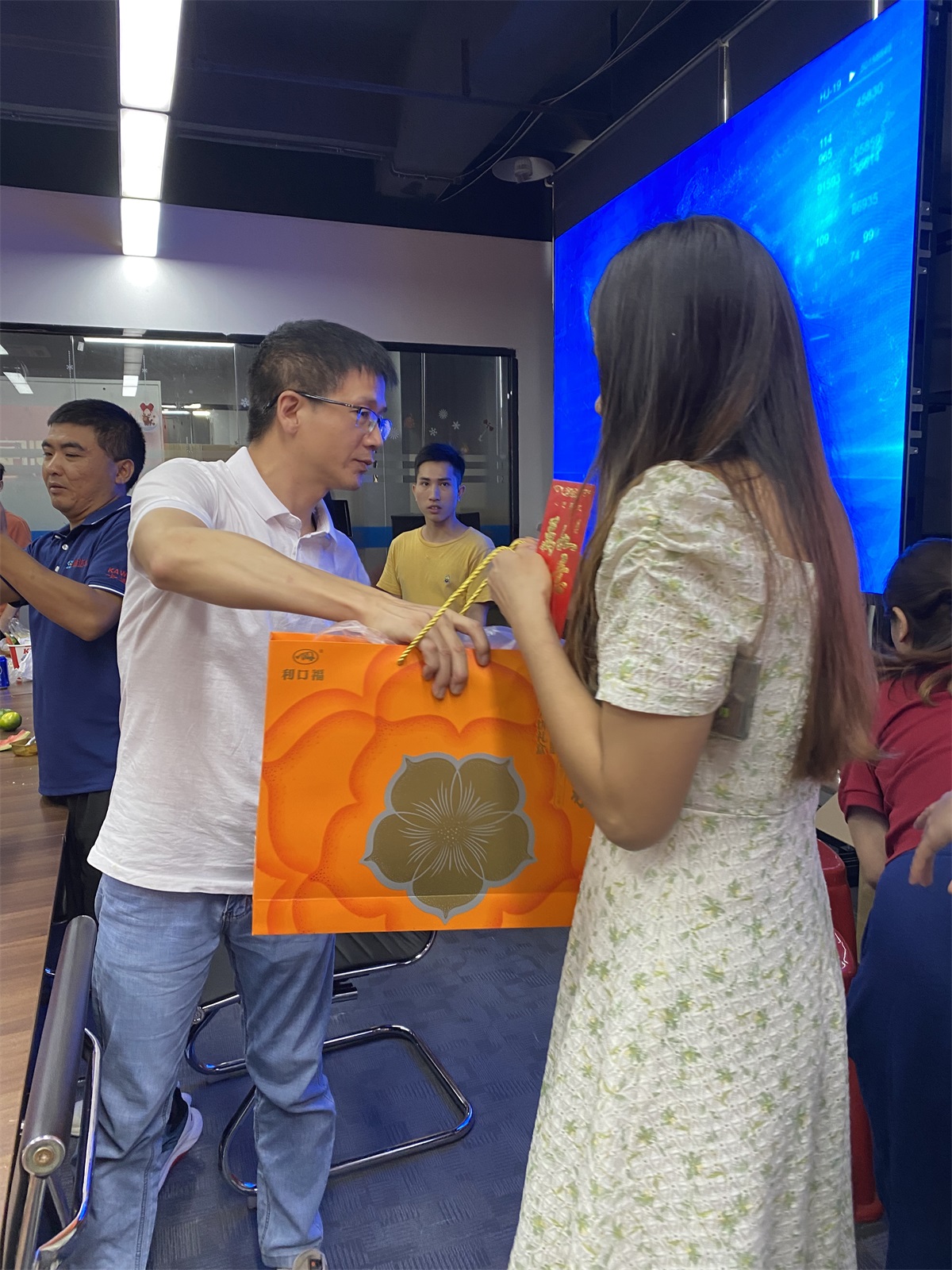 顺达荣全体员工衷心祝愿大家中秋、国庆双节快乐! 顺达荣全体员工衷心祝愿大家中秋、国庆双节快乐!