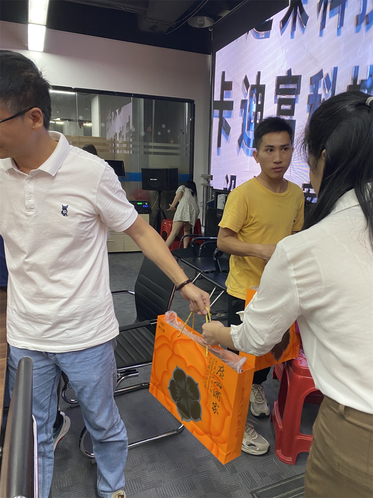 顺达荣祝大家中秋、国庆双节快乐! 顺达荣祝大家中秋、国庆双节快乐!