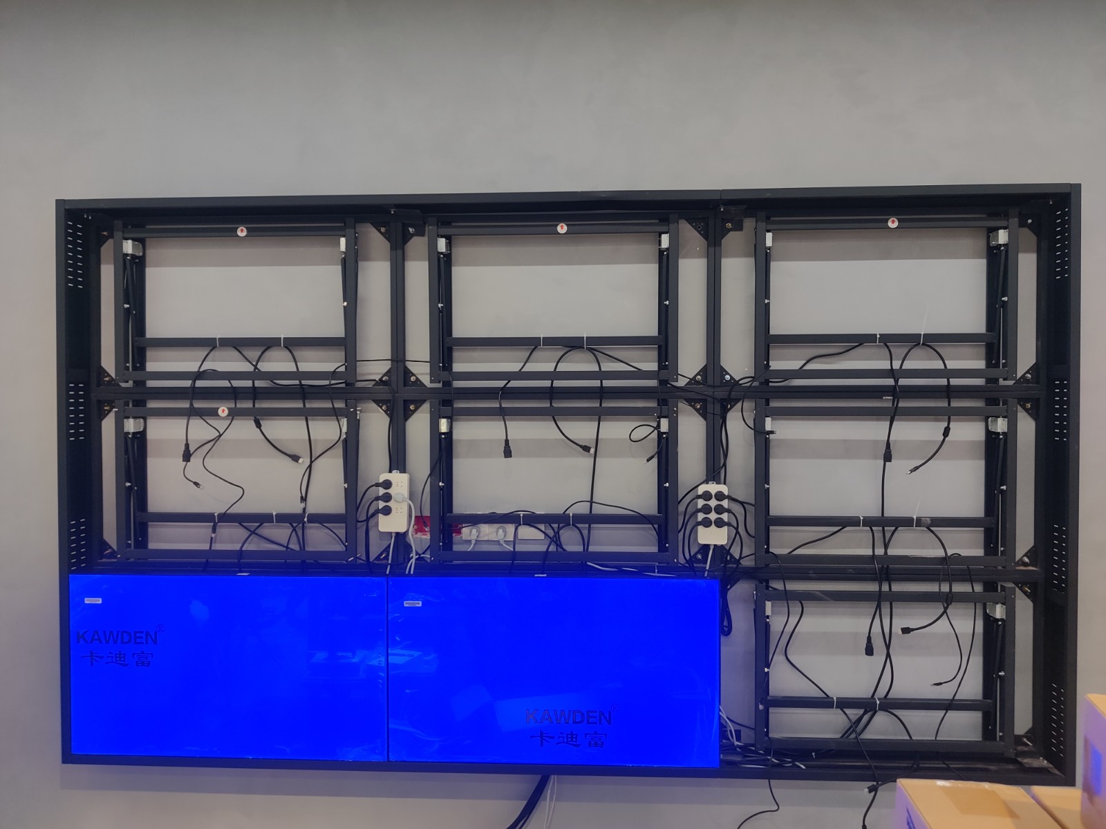 46寸3.5mm拼接屏3行3列液压支架+金包边 46寸3.5mm拼接屏3行3列液压支架+金包边