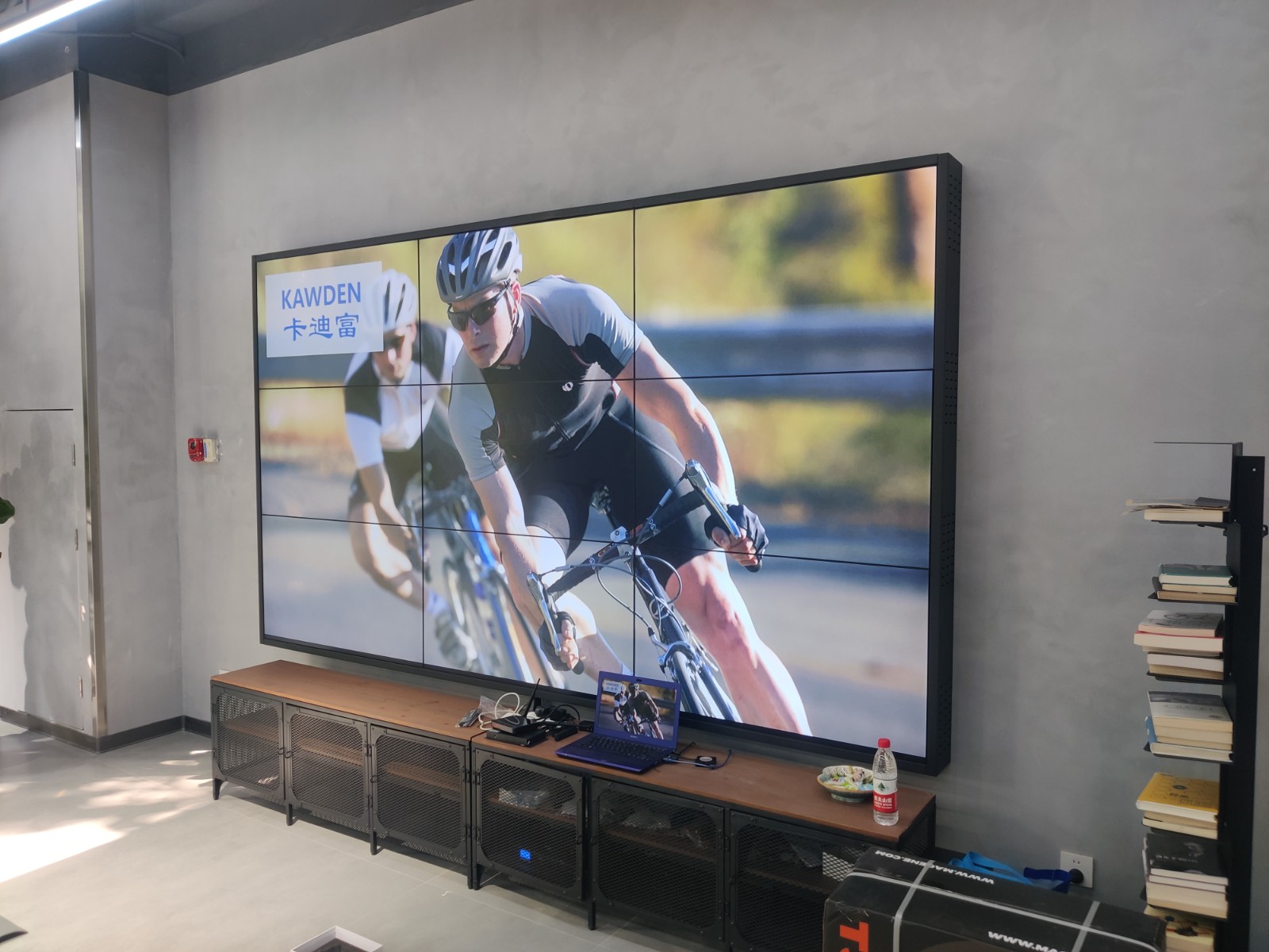 西安捷安特自行车专卖店9块46寸拼接屏展示 西安捷安特自行车专卖店9块46寸拼接屏展示