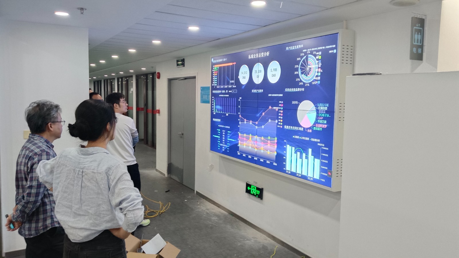 上海浦东某办公楼55寸0.88MM拼接屏展示 上海浦东某办公楼55寸0.88MM拼接屏展示