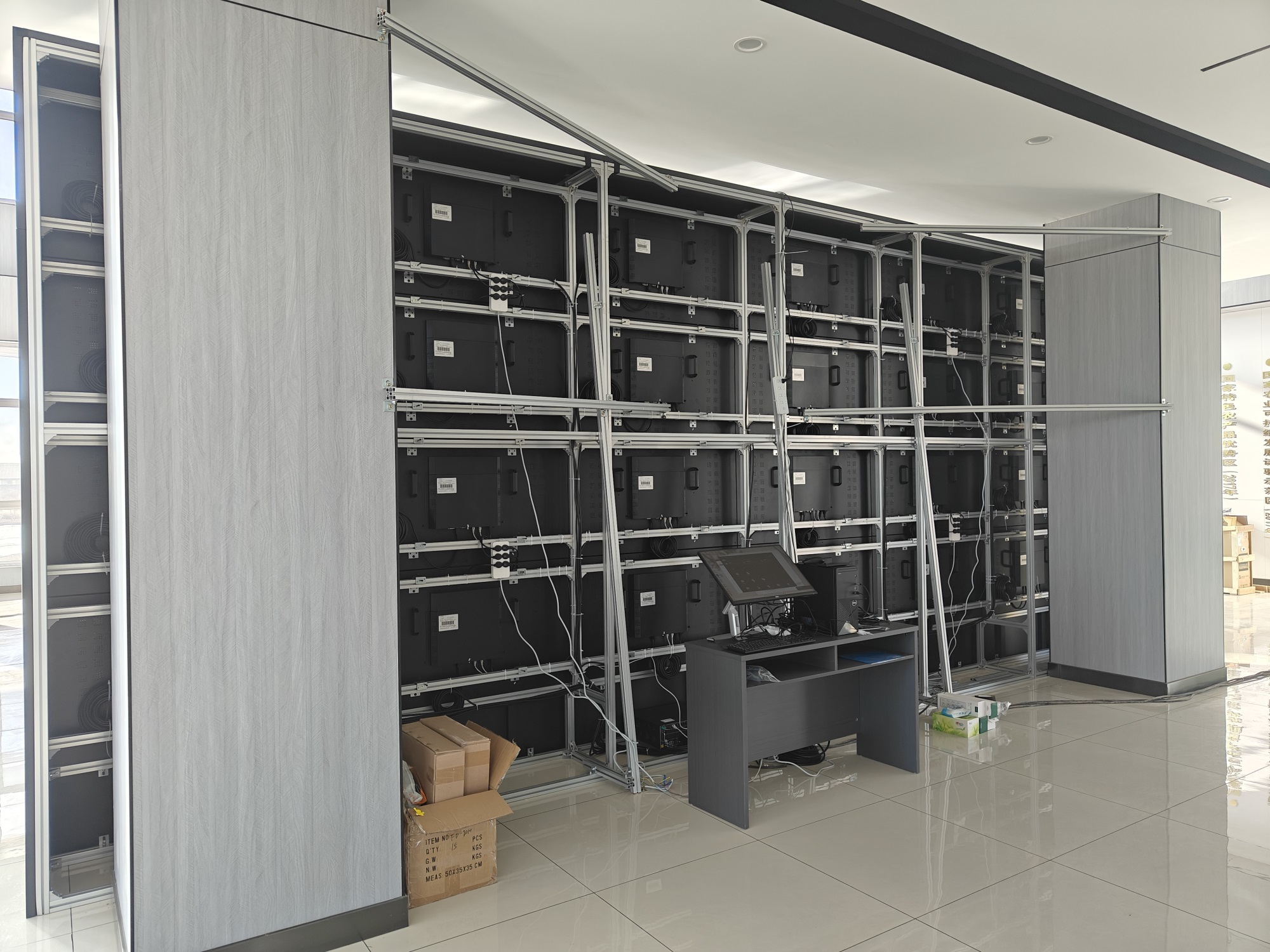 农业产业园区服务中心展示项目 55寸0.88MM拼接屏4X6安装 农业产业园区服务中心展示项目 55寸0.88MM拼接屏4X6安装