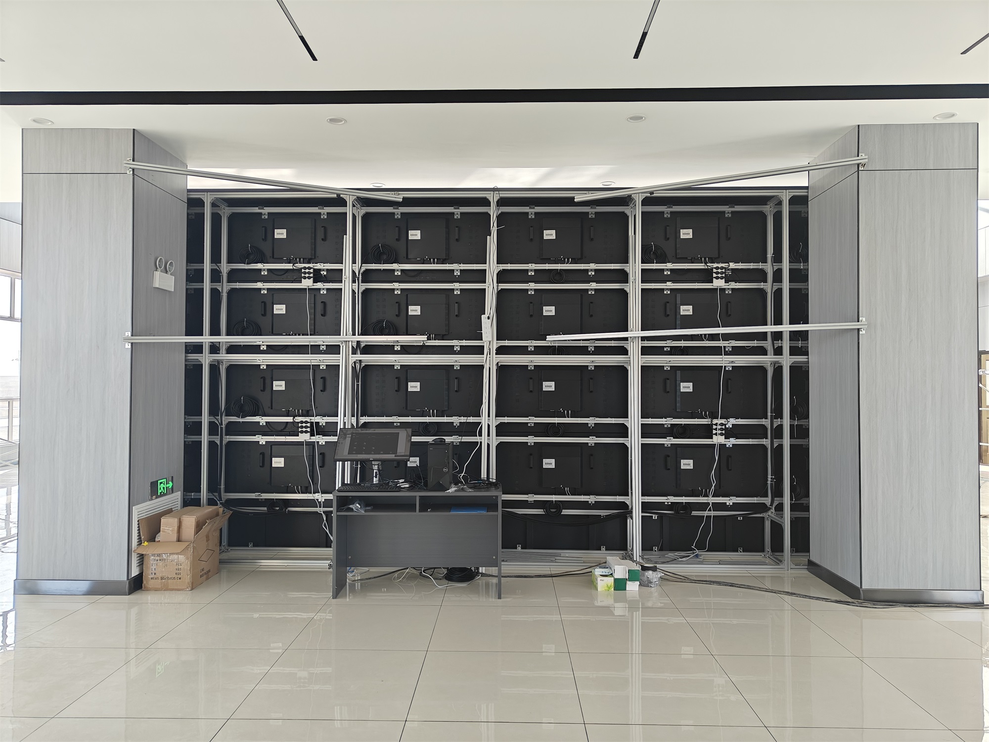 55寸0.88MM拼接屏4X6机柜支架安装背面 55寸0.88MM拼接屏4X6机柜支架安装背面