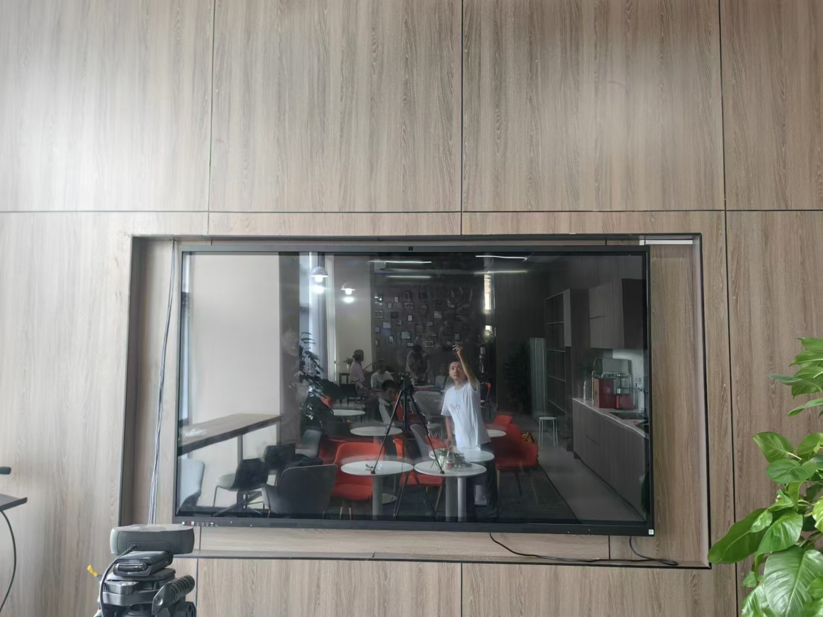 98寸会议一体机展示图片 98寸会议一体机展示图片