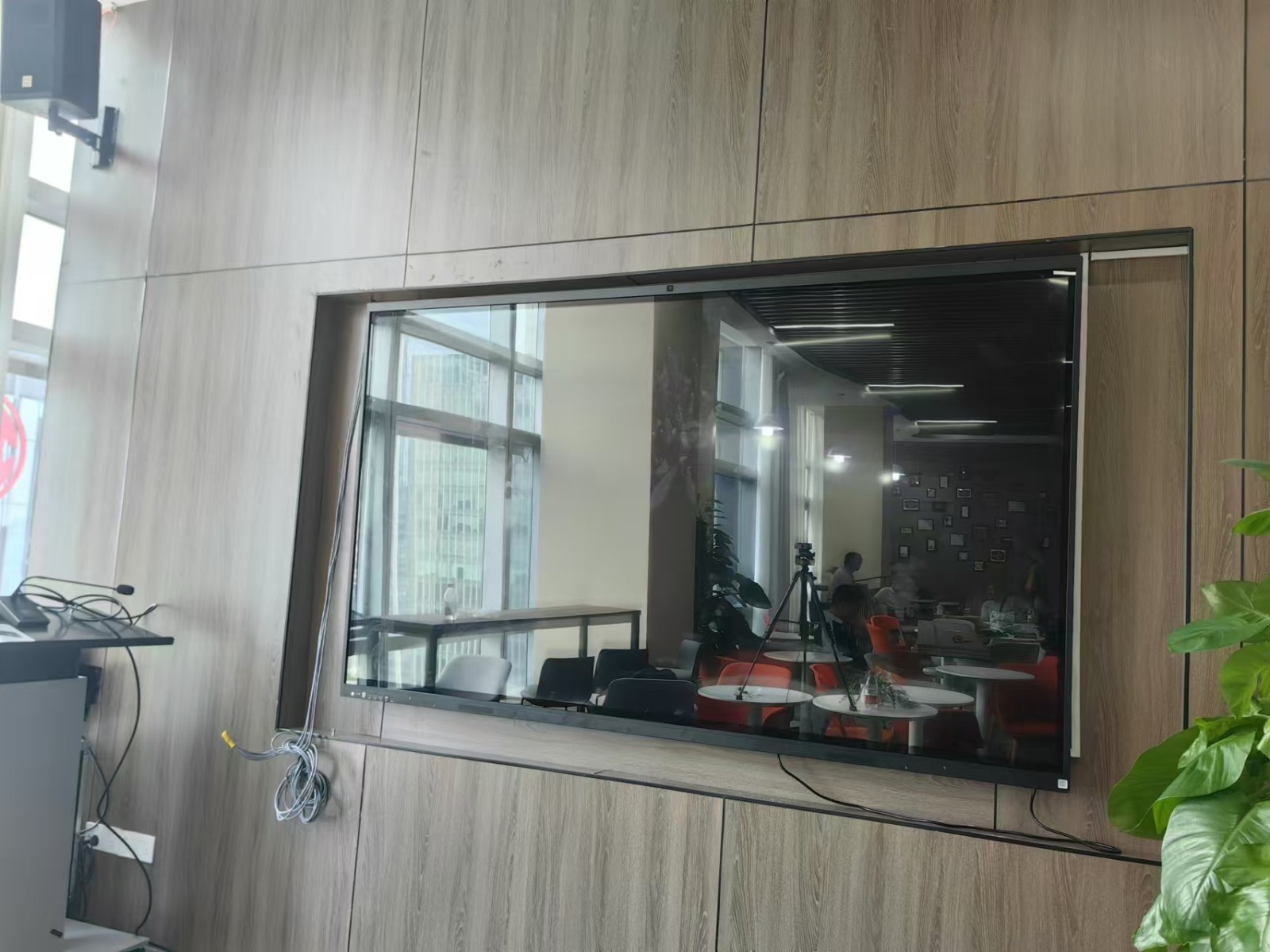 98寸会议一体机展示图片5 98寸会议一体机展示图片5