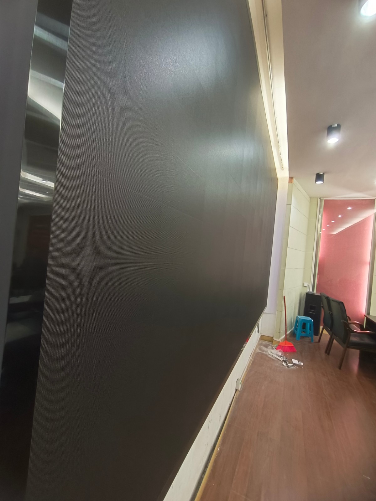 P1.86LED显示屏安装完成侧面图片 P1.86LED显示屏安装完成侧面图片