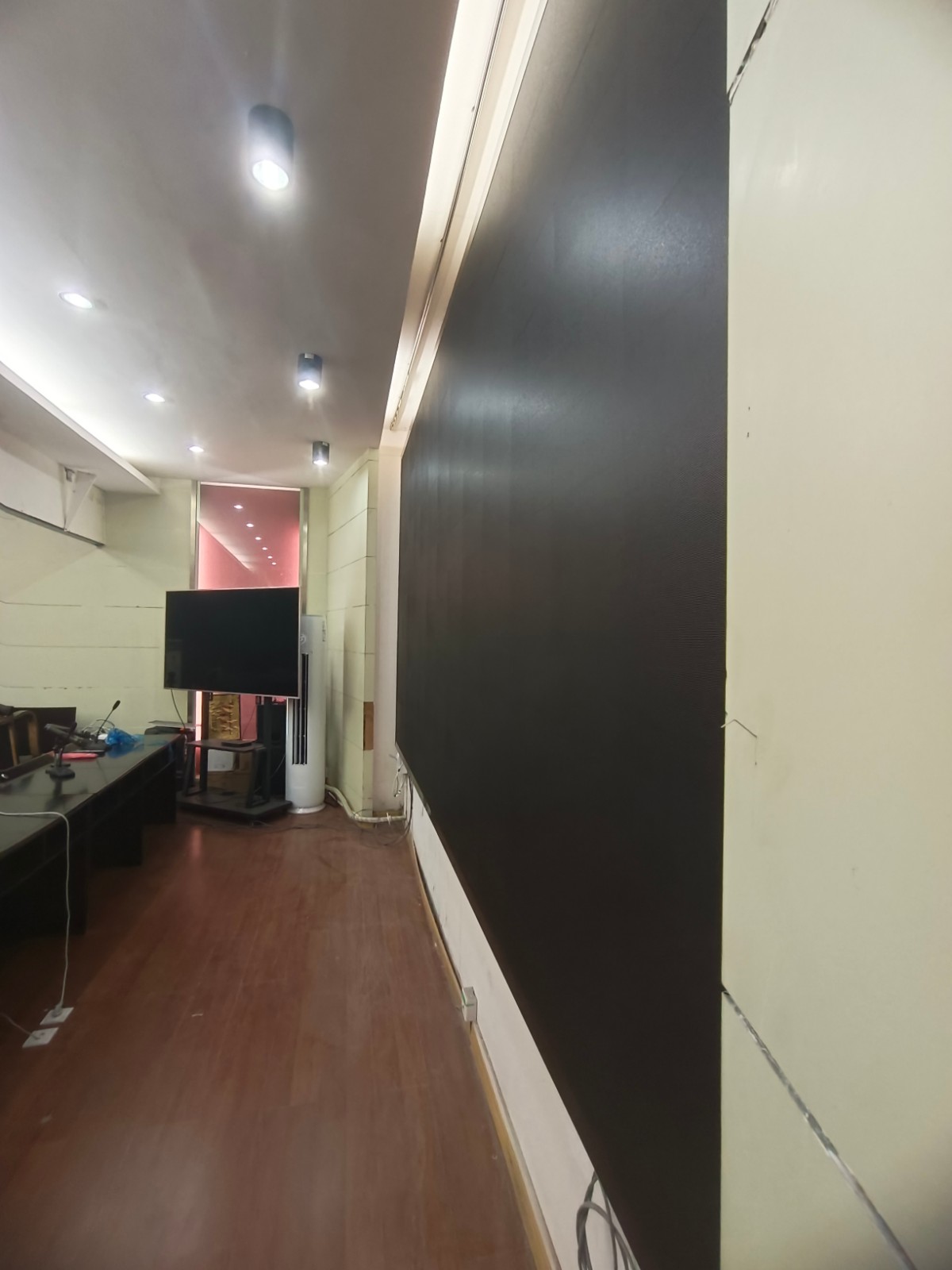 P1.86LED显示屏安装完成侧面图片2 P1.86LED显示屏安装完成侧面图片2