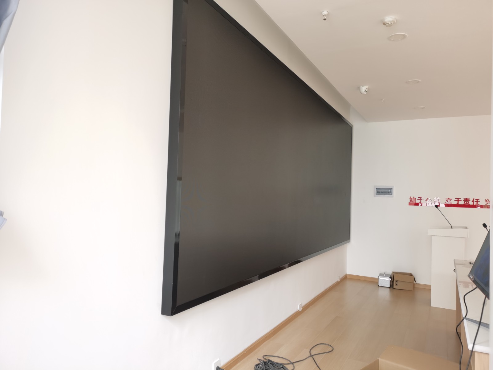 云南临沧市民政局P1.86led显示屏侧面 云南临沧市民政局P1.86led显示屏侧面