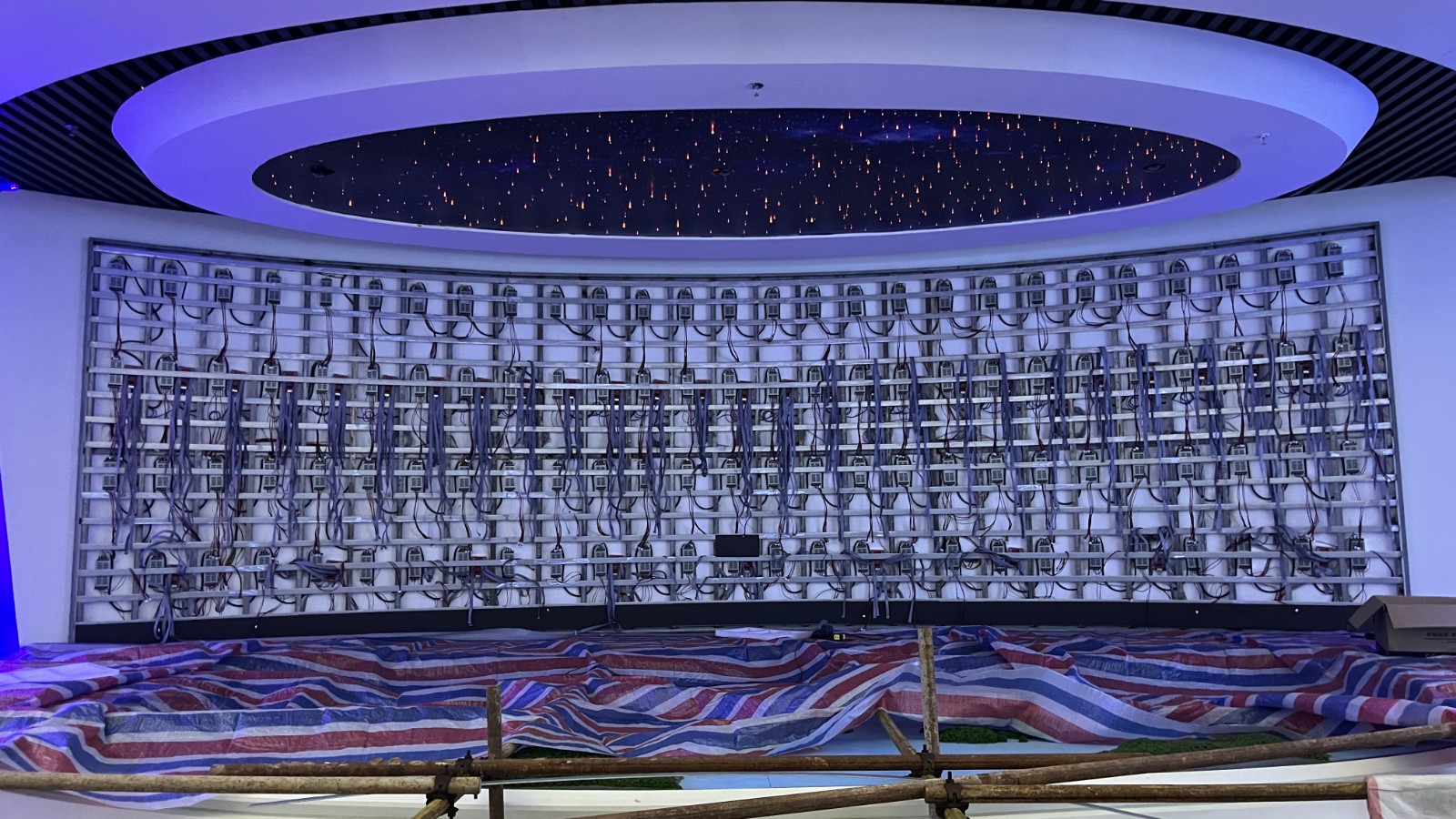 LED全彩P1.86 弧形支架8.64米x2.56米安装 LED全彩P1.86 弧形支架8.64米x2.56米安装