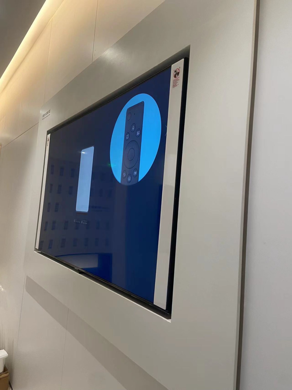 98寸壁挂安卓广告机+液压支架安装案例 98寸壁挂安卓广告机+液压支架安装案例