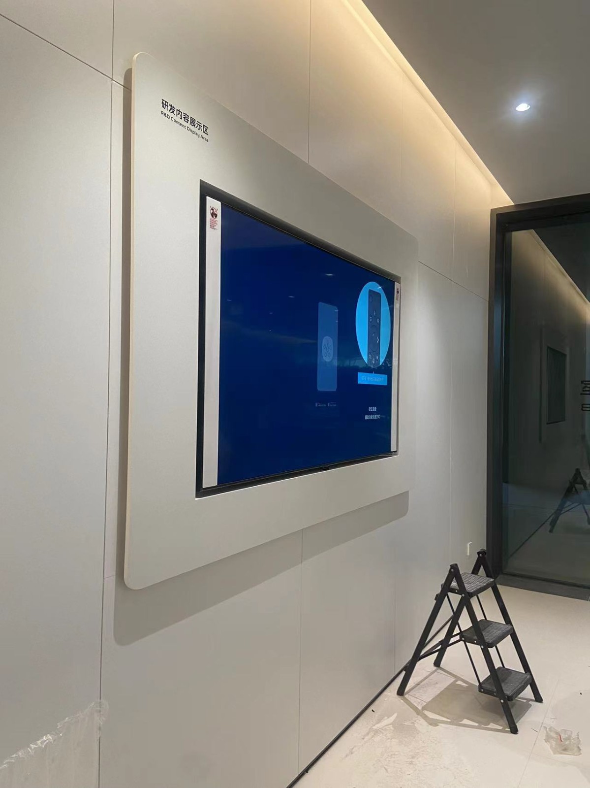 98寸壁挂安卓广告机案例图片展示 98寸壁挂安卓广告机案例图片展示