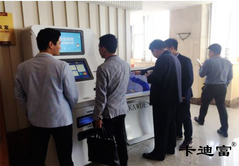 民众在触摸查询一体机前操作图片