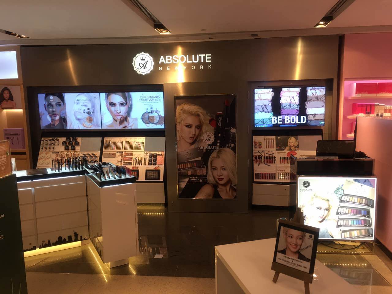 液晶广告机，化妆店壁挂广告机