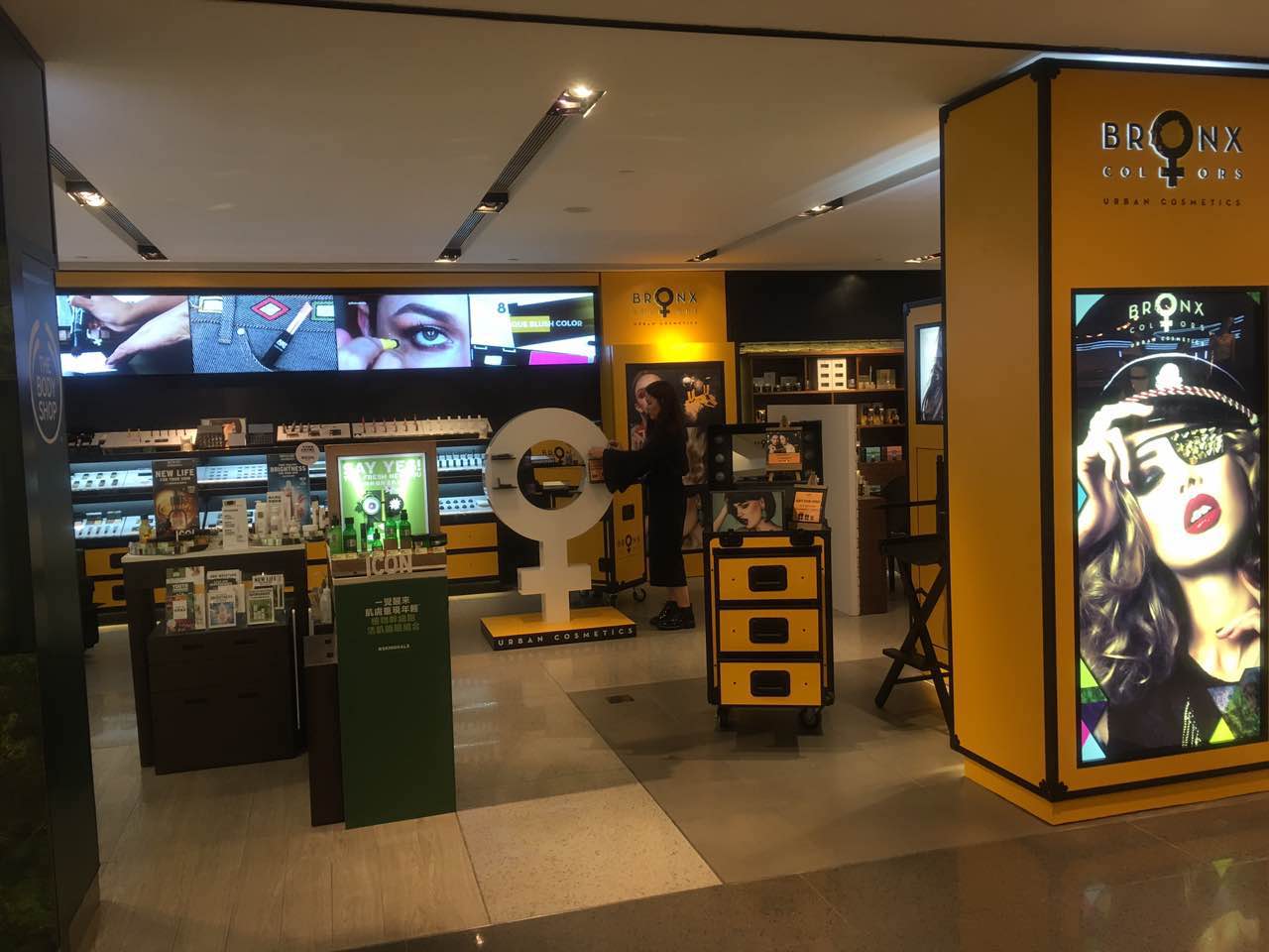 液晶广告机,化妆店壁挂广告机展示案例