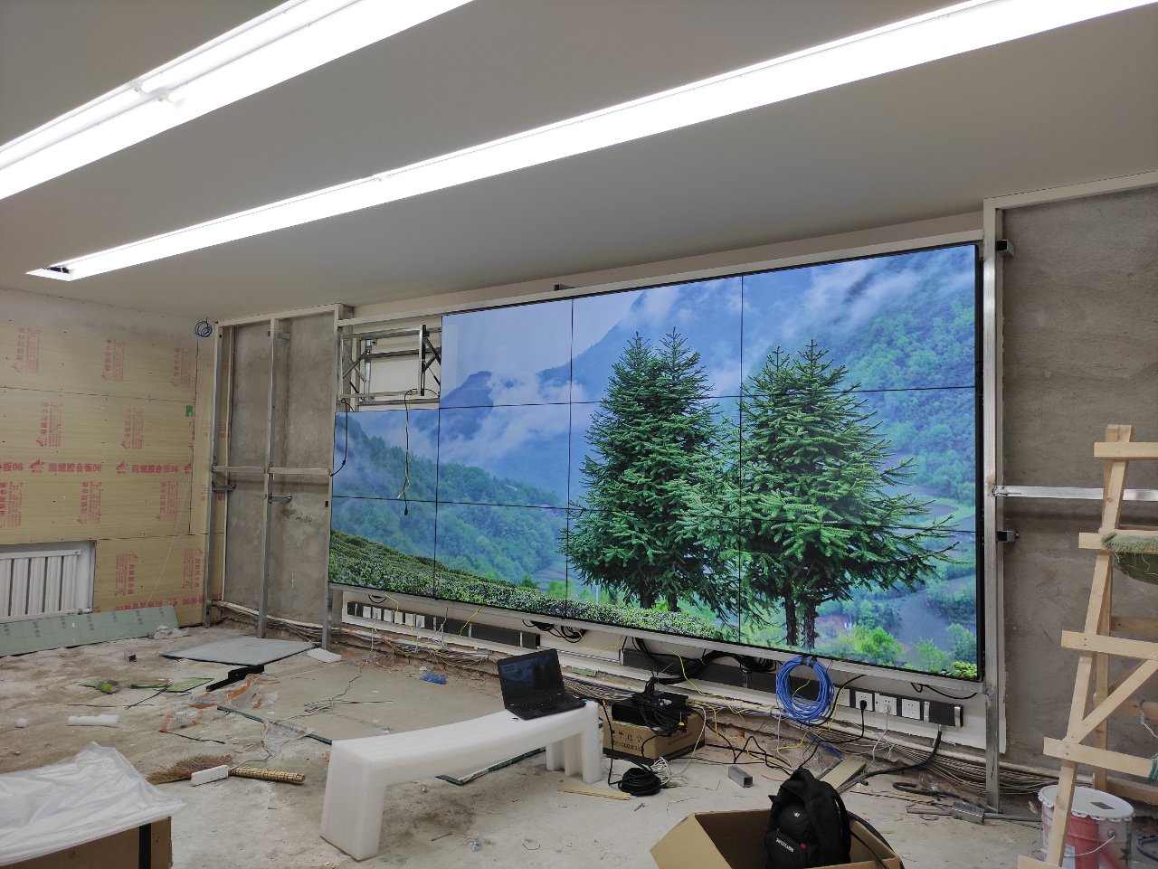 辽宁55寸188bet金宝搏亚洲下载最佳选择1.7mm拼缝4X3排列安装案例图片1