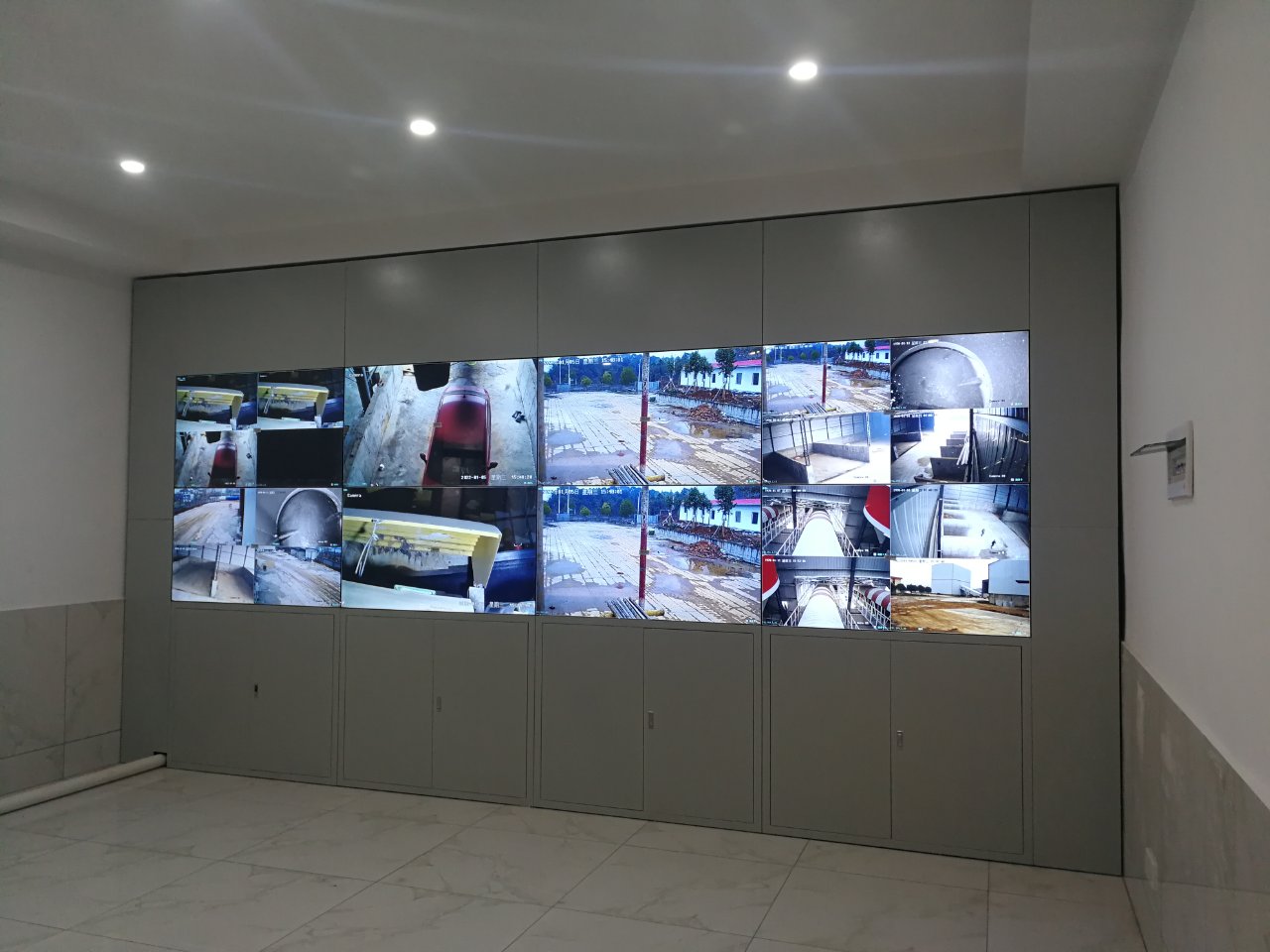 湖南三一搅拌站55寸3.5mm2行4列落地机柜支架拼接屏安装案例