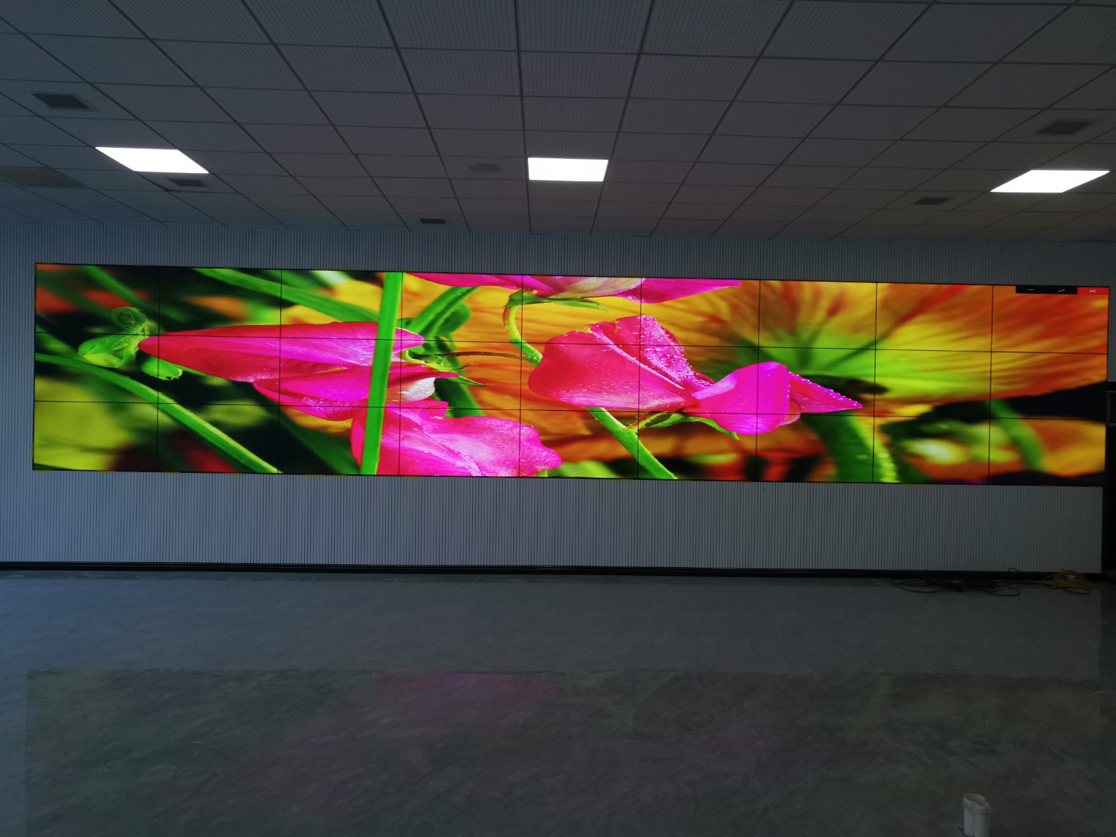 陕西省商洛市中铁12局展厅55寸3.5MM 3行9列落地支架安装188bet金宝搏亚洲下载最佳选择