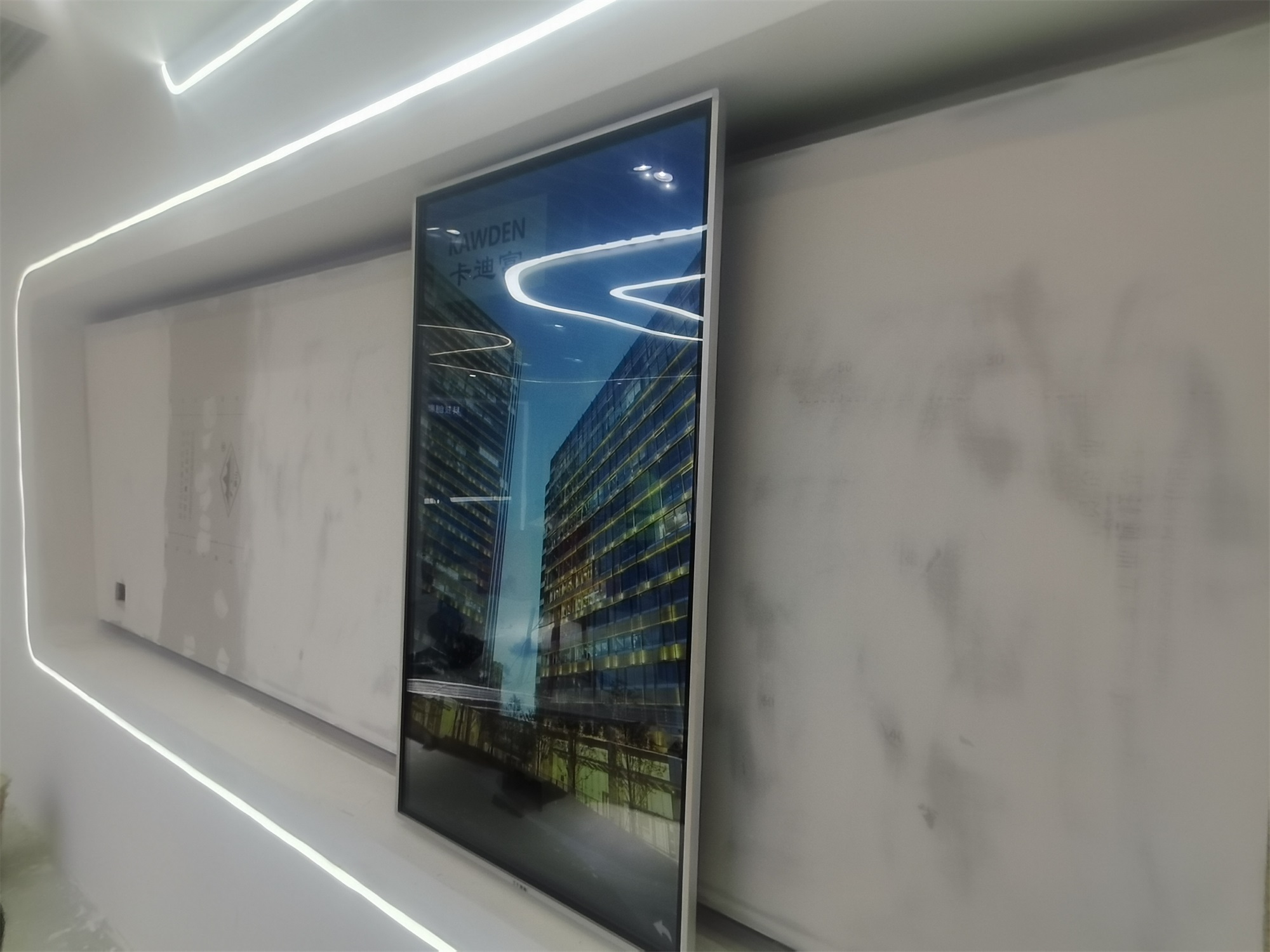 55寸红外触摸屏一体机+4米的滑轨,智能滑轨屏展示 55寸红外触摸屏一体机+4米的滑轨,智能滑轨屏展示