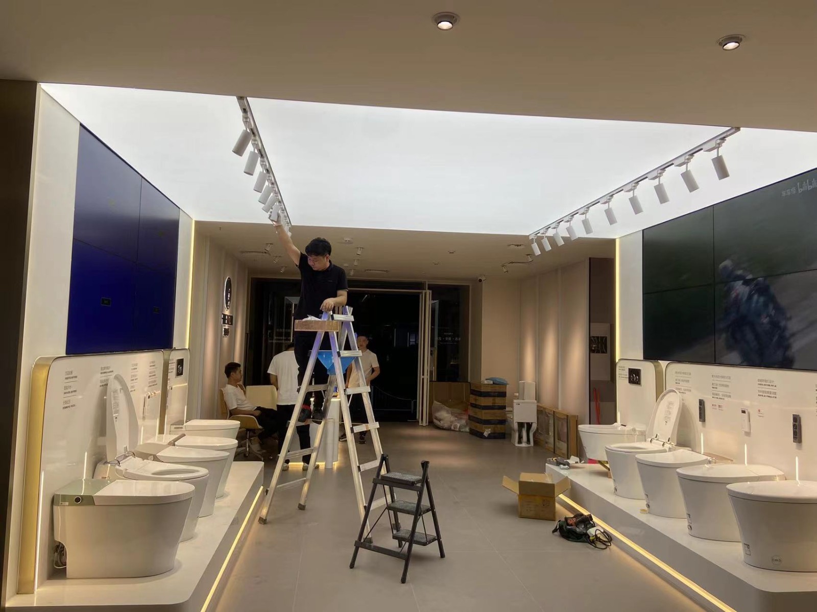 深圳市福田区法恩莎卫浴展示厅安装188bet金宝搏亚洲下载最佳选择大屏幕