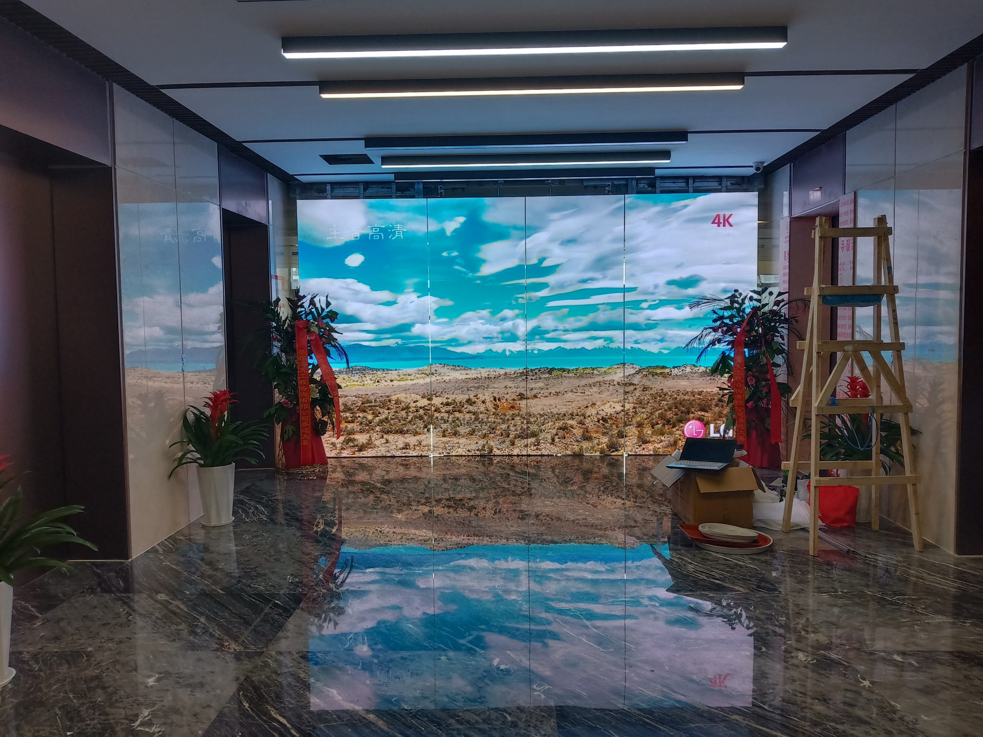 郑州一工程公司LED显示屏开合门案例图片