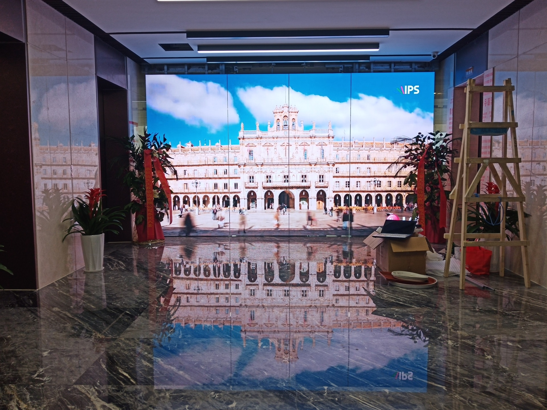 郑州一工程公司LED显示屏开合门案例图片