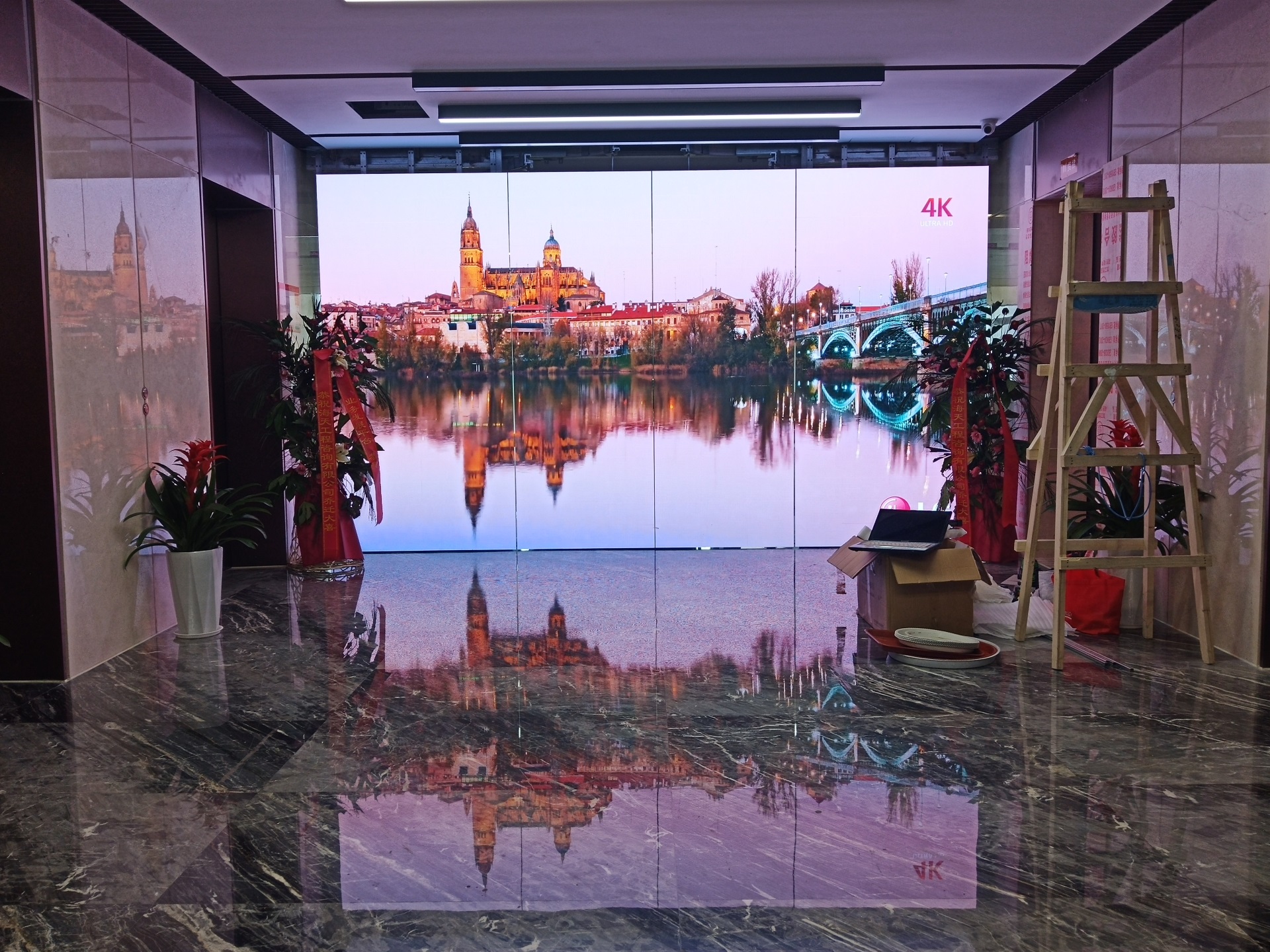 郑州一工程公司LED显示屏开合门案例图片