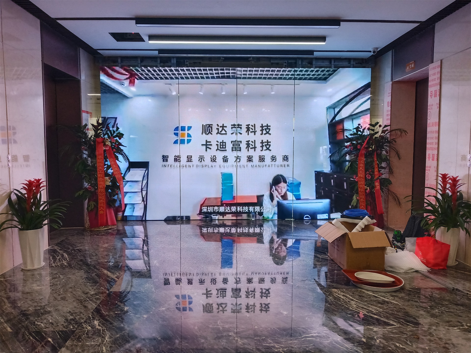 郑州一工程公司开合门+P2.0 LED显示屏7.88平方米安装案例图片