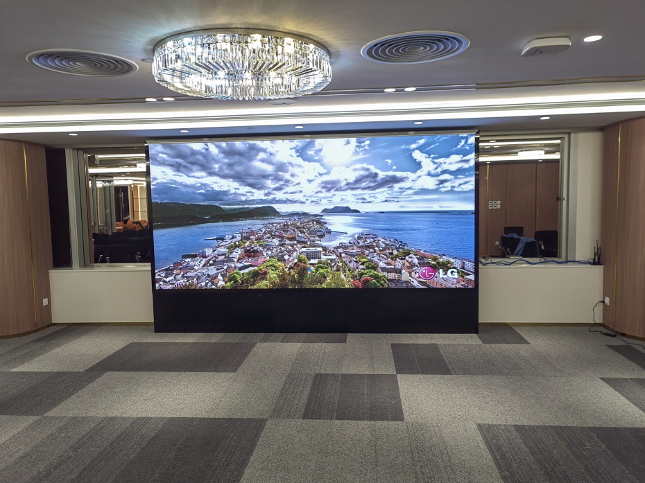 澳门友邦保险P2.0LED显示屏 3.52x1.92m 落地支架加包边安装