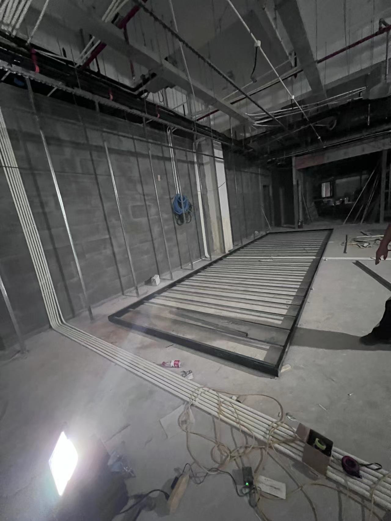 杭州达兹进出口有限公司P2.5LED显示屏安装现场