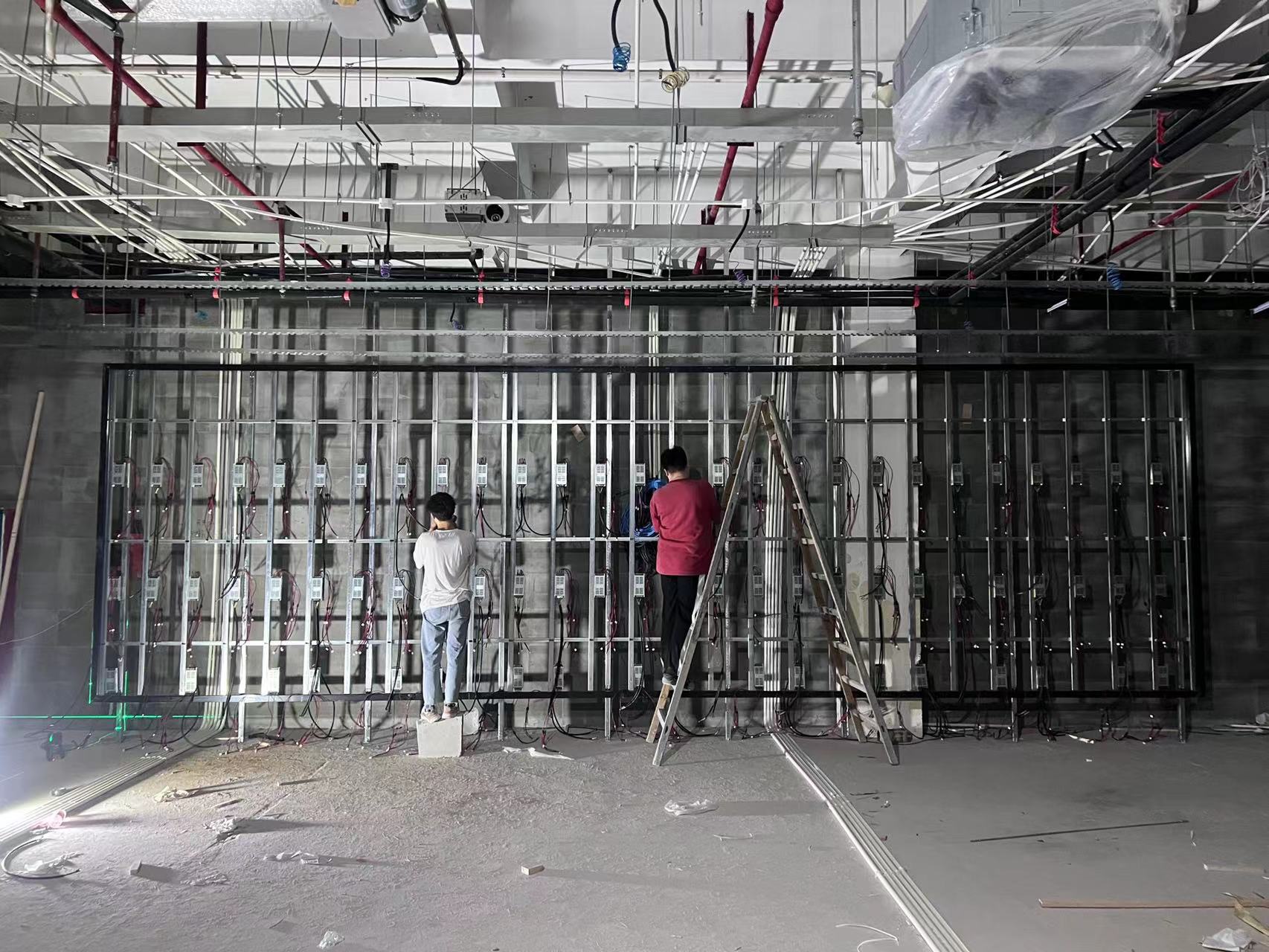 P2.5LED显示屏8.46X2.56米支架安装