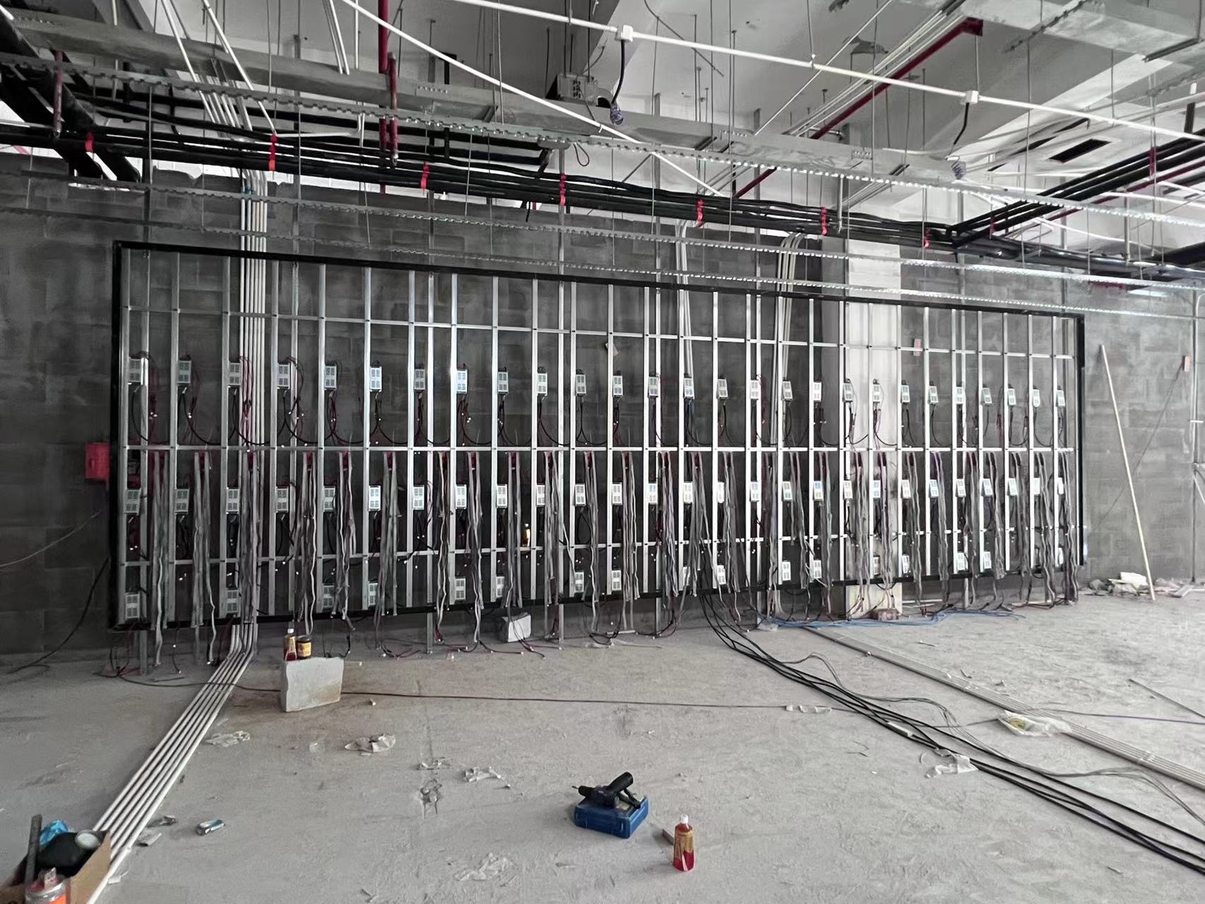 P2.5LED显示屏8.46X2.56米支架安装2