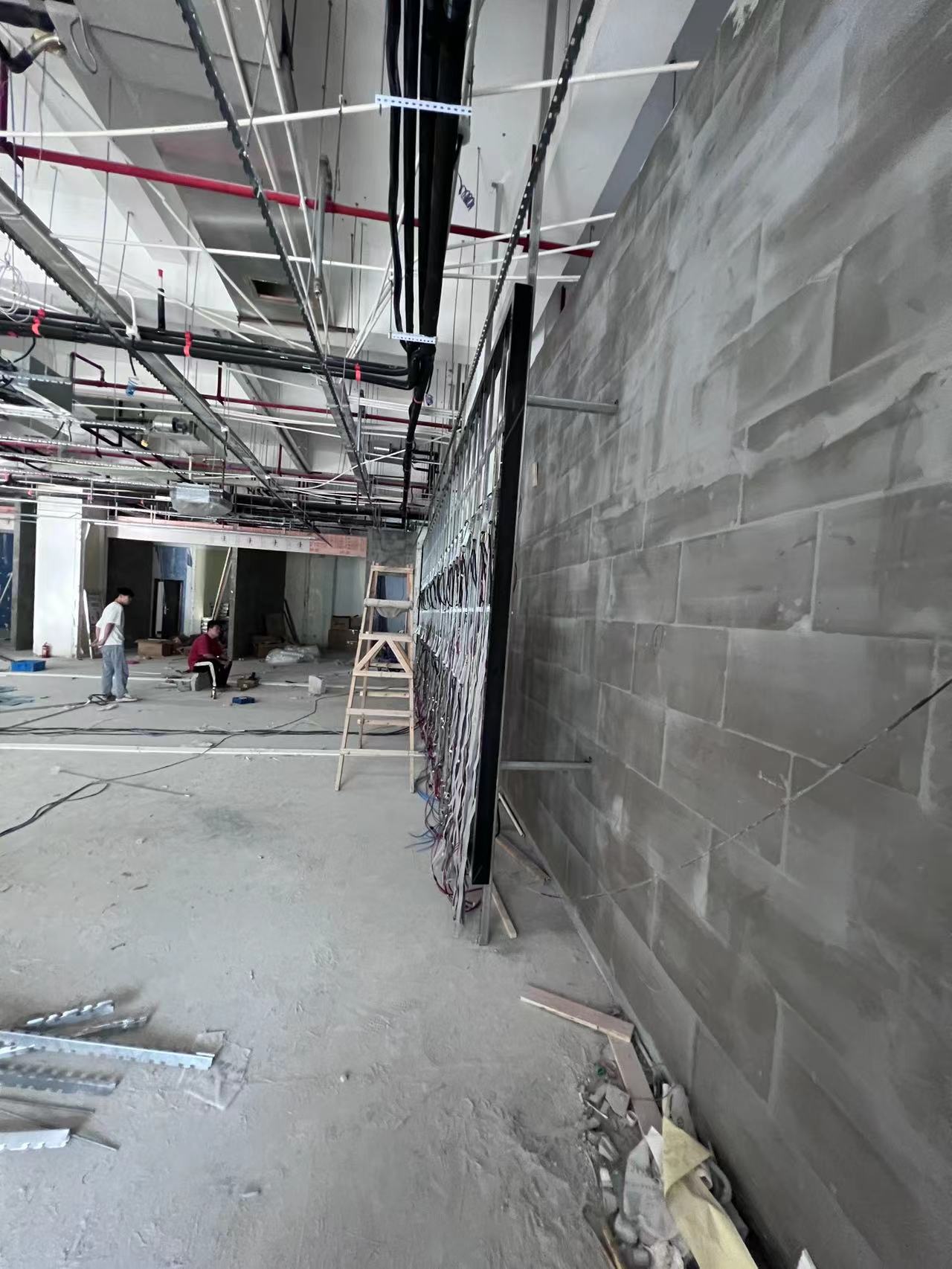 P2.5LED显示屏8.46X2.56米支架安装3(侧面）