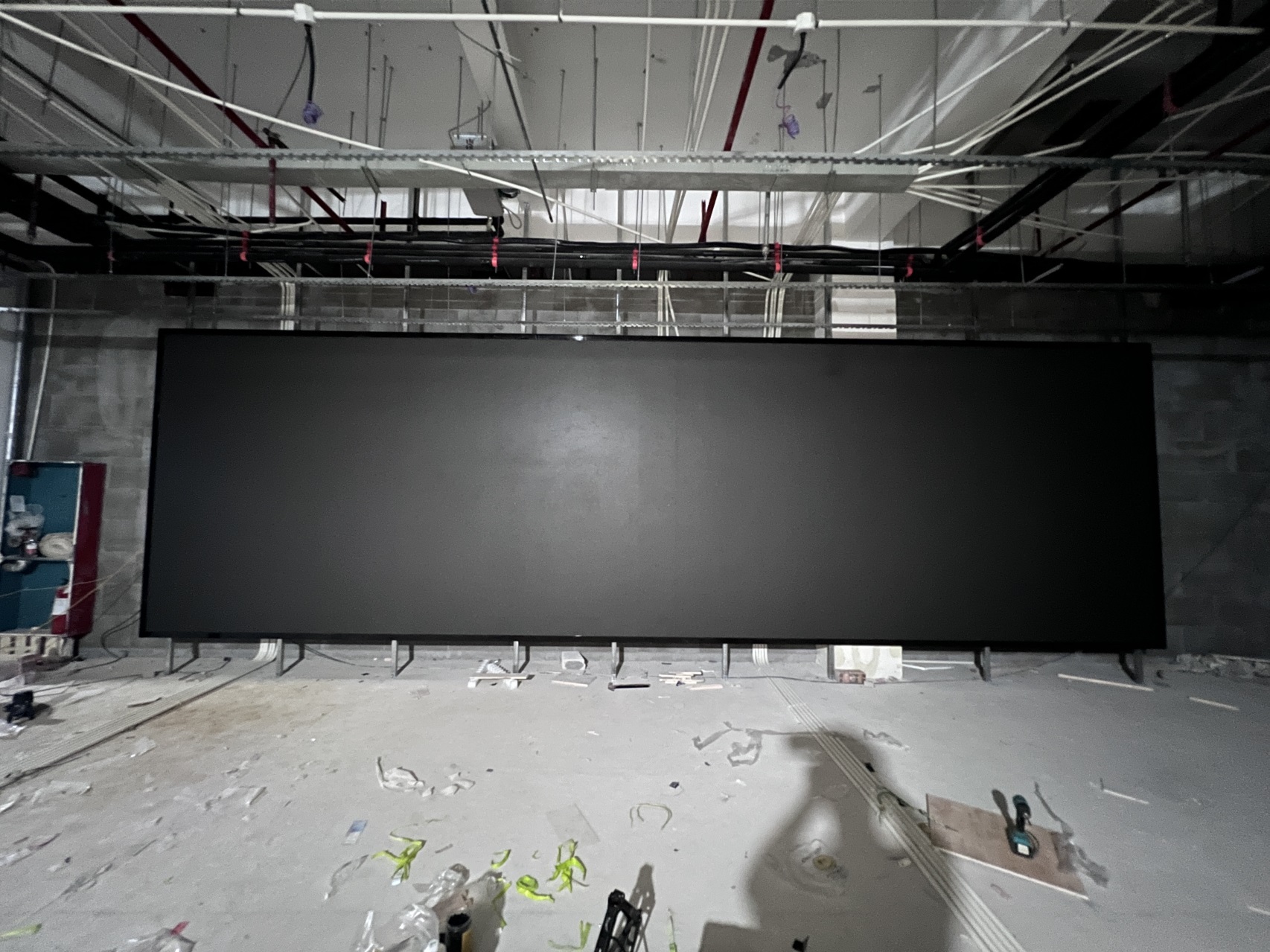 成功安装了P2.5LED显示屏，其尺寸为8.46米乘以2.56米