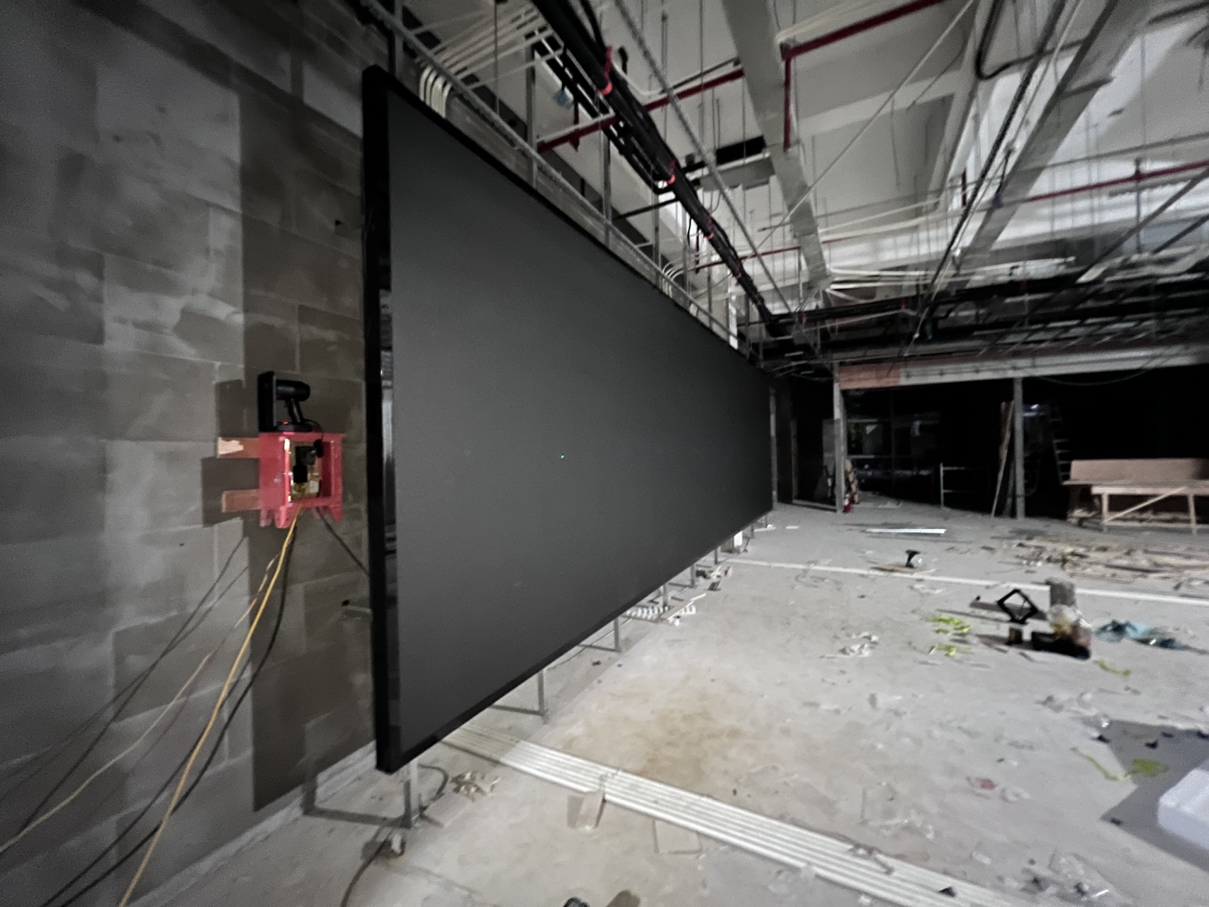 P2.5LED显示屏安装完成2（侧面）