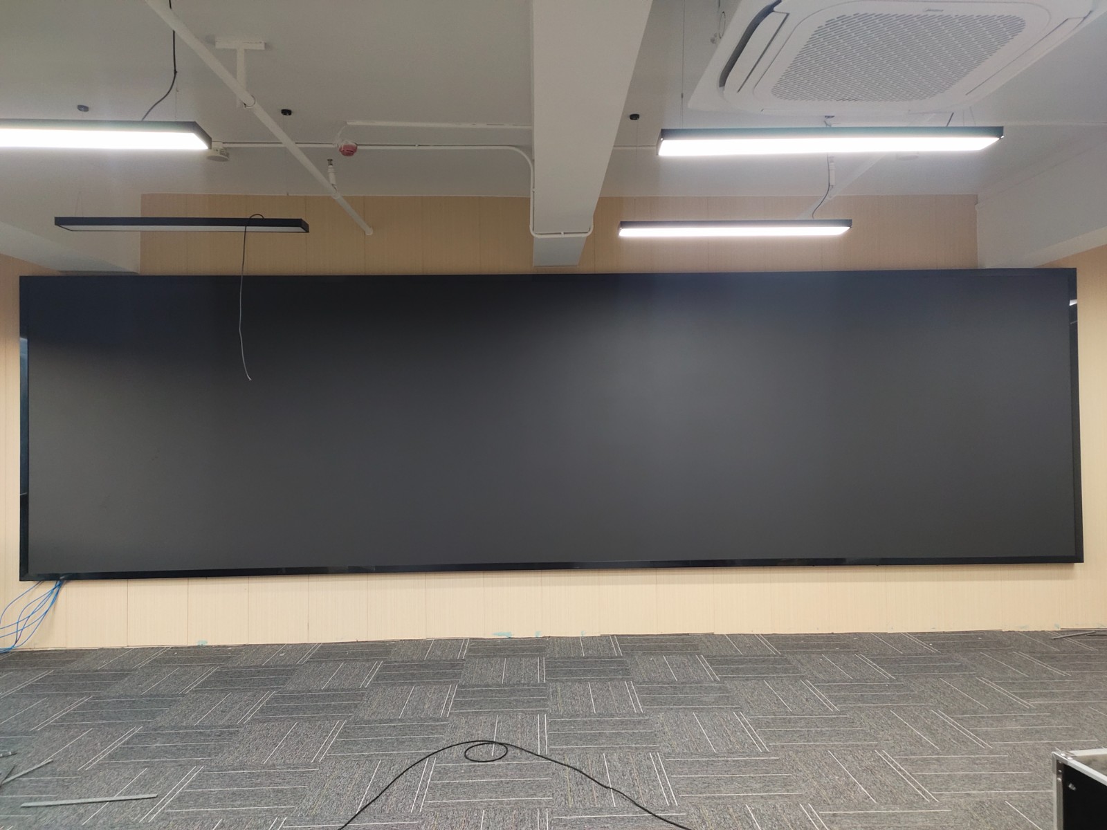 四川省攀枝花市某化妆品项目P2.0 LED全彩屏13.5平方安装完成