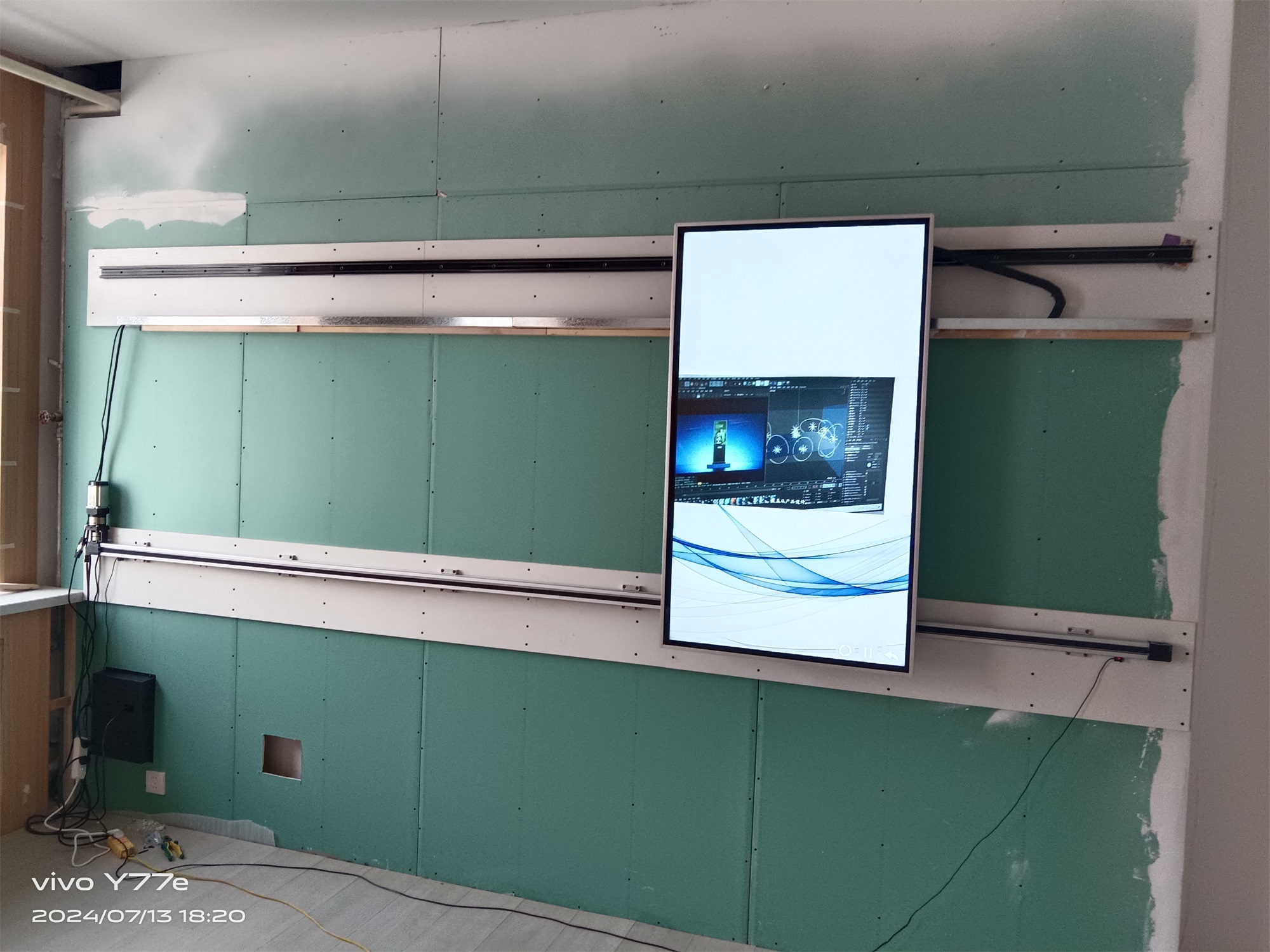 55寸红外触摸一体机滑轨屏