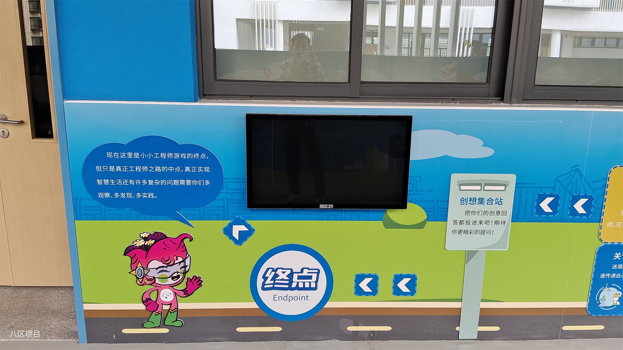 32寸广告机图片