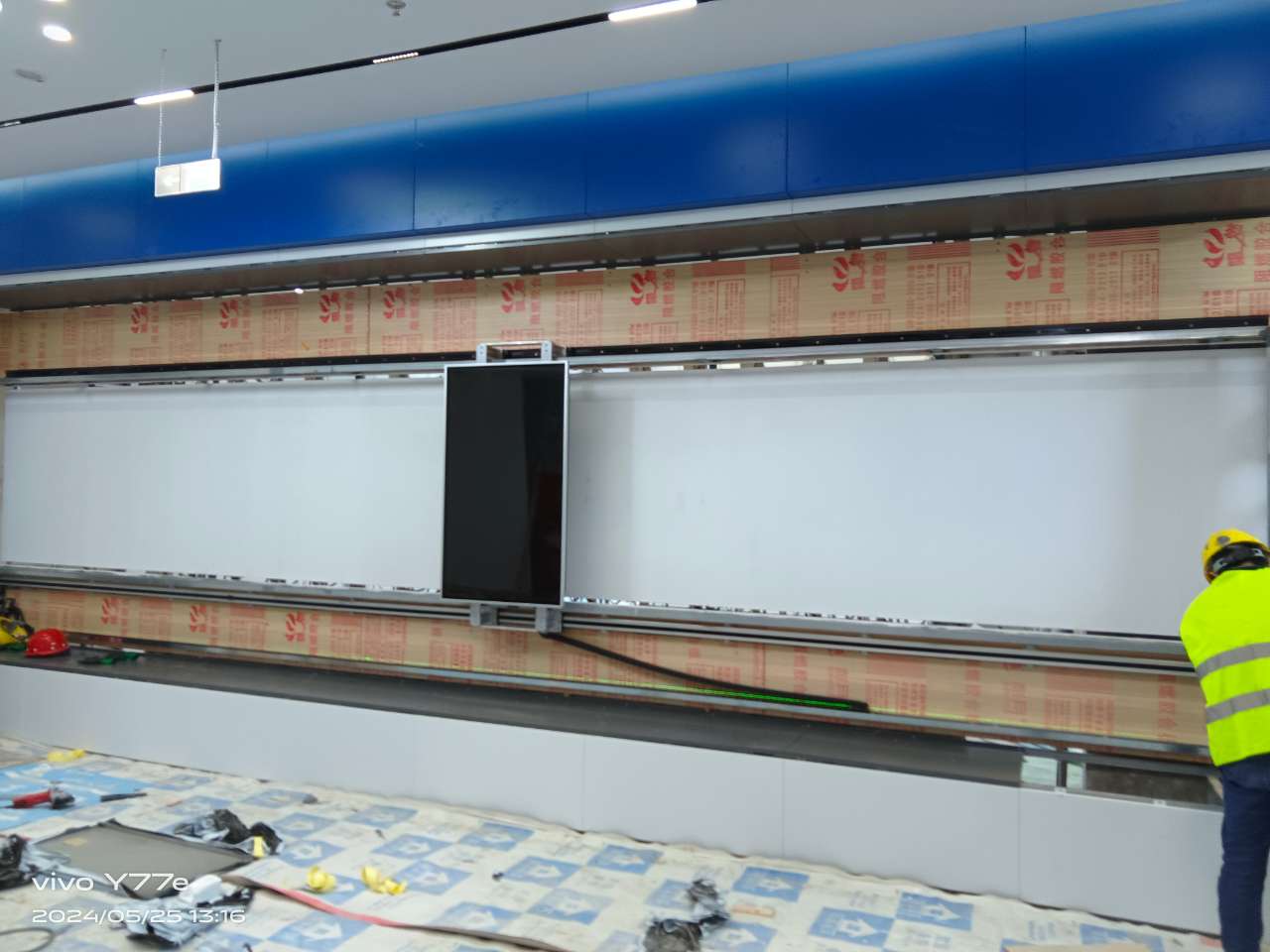 7.5m55寸触摸一体机滑轨屏安装