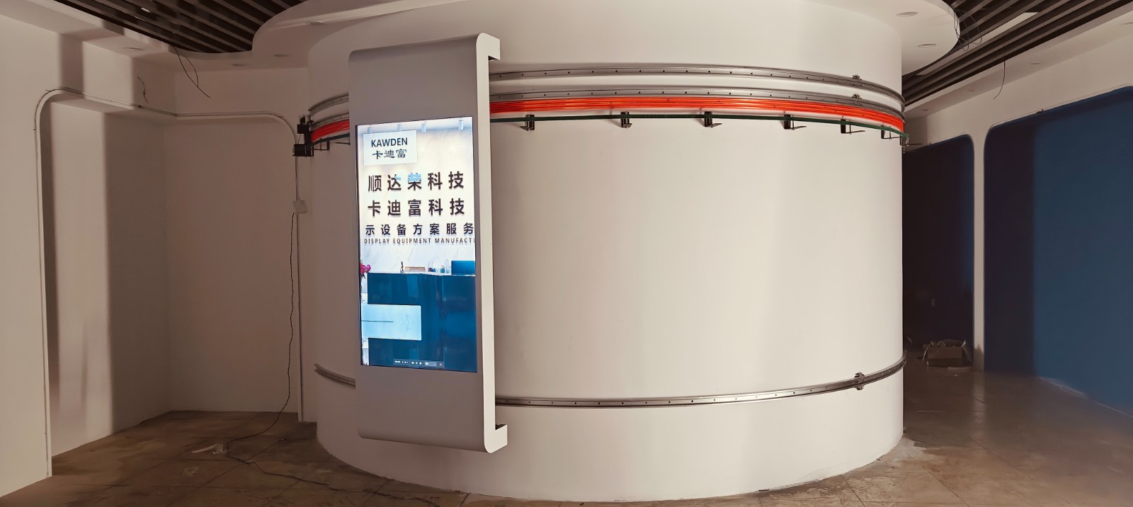 深圳市龙岗区6.825米圆弧形滑轨屏55寸触摸一体机