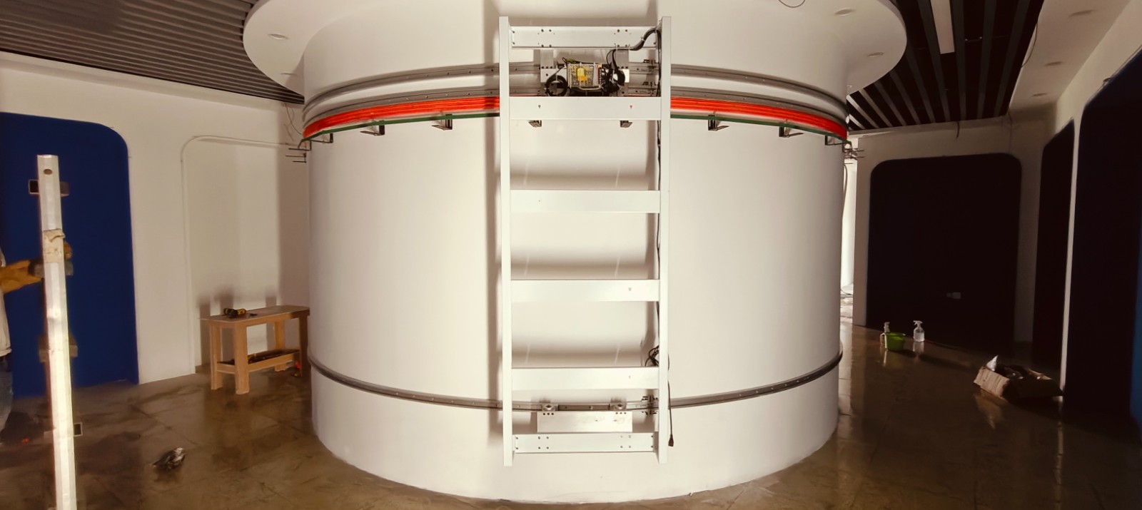 深圳市龙岗区6.825米圆弧形滑轨屏+55寸触摸一体机+包边安装