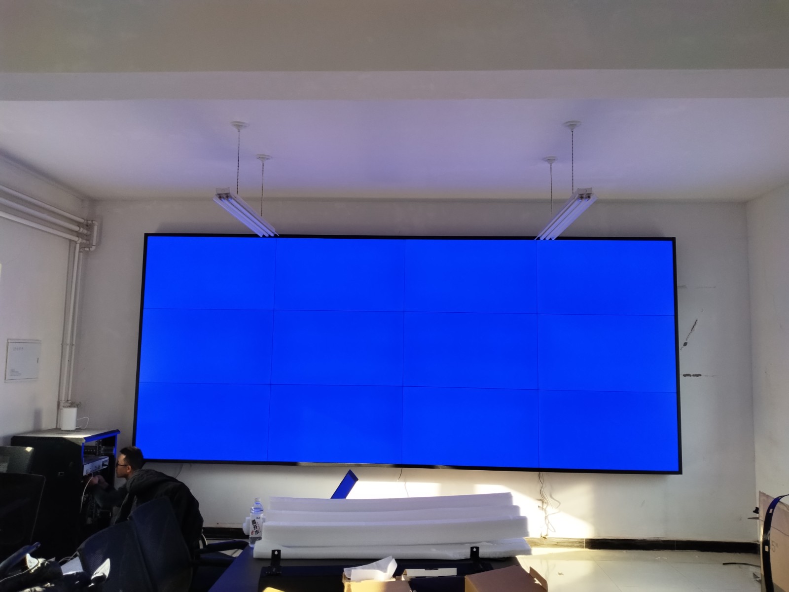 55寸0.88mm3X4188bet金宝搏亚洲下载最佳选择液压钣金壁挂+云拼带解码处理器安装完成